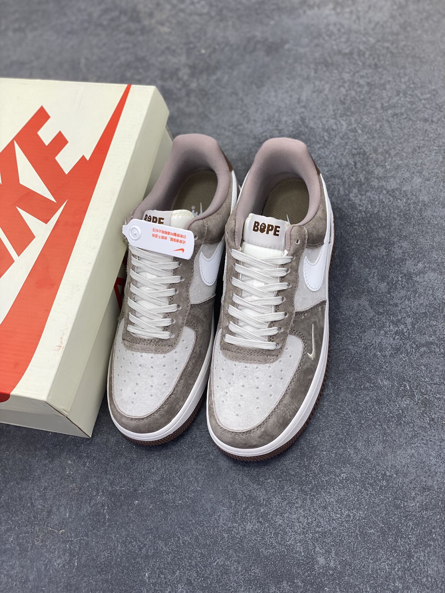 图片[8]-NIke Air Force 1 \’07 Low “Bape联名——棕白勾”空军一号 低帮 运动鞋 休闲鞋 折边针车 工艺难度大 原楦头原纸板 原装鞋盒 定制五金配件 内置全掌气垫 原厂鞋底 货号：KK1988-035 尺码：36 36.5 37.5 38 38.5 39 40 40.5 41 42 42.5 43 44 44.5 45-选品中心