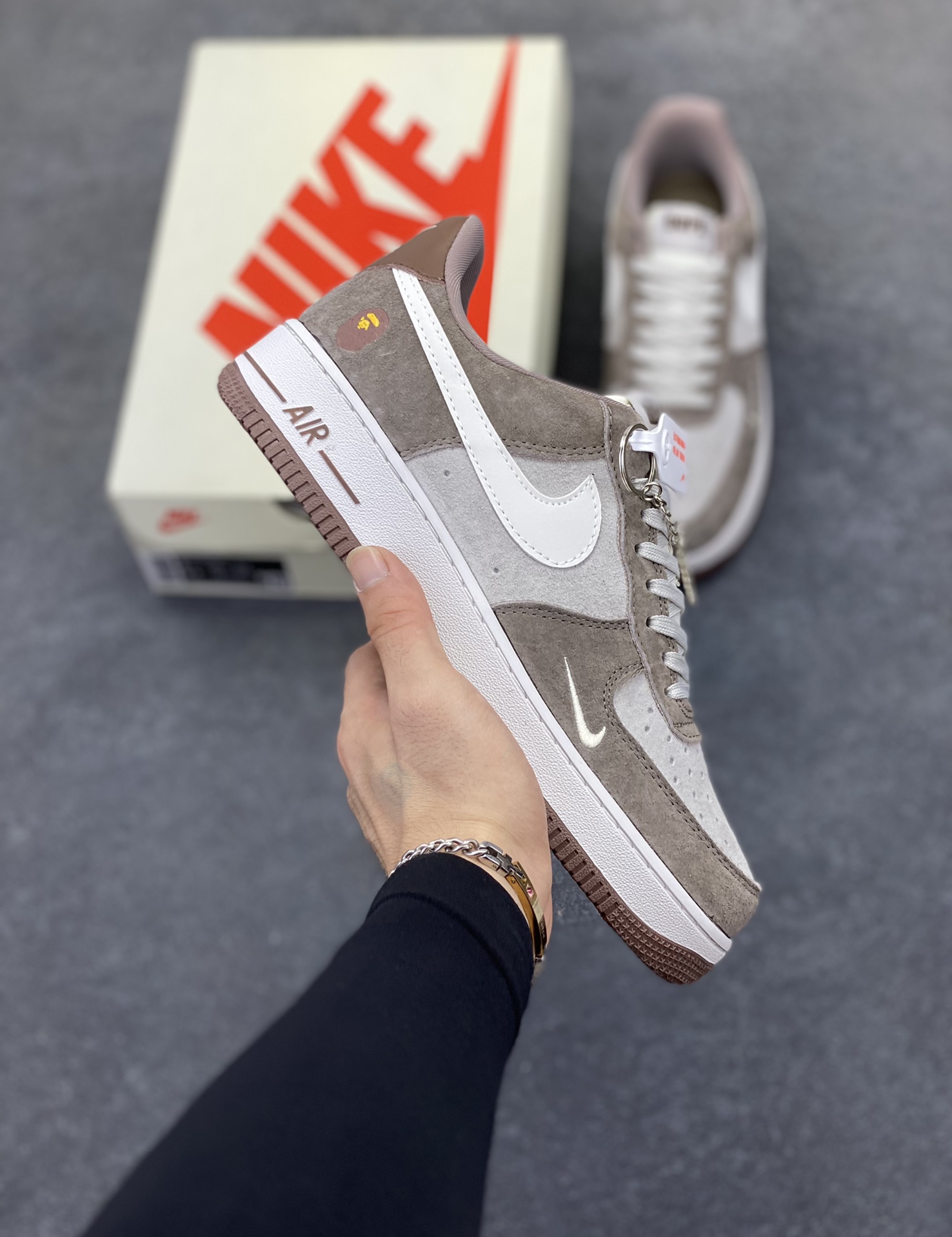 NIke Air Force 1 \’07 Low “Bape联名——棕白勾”空军一号 低帮 运动鞋 休闲鞋 折边针车 工艺难度大 原楦头原纸板 原装鞋盒 定制五金配件 内置全掌气垫 原厂鞋底 货号:KK1988-035 尺码:36 36.5 37.5 38 38.5 39 40 40.5 41 42 42.5 43 44 44.5 45-选品中心