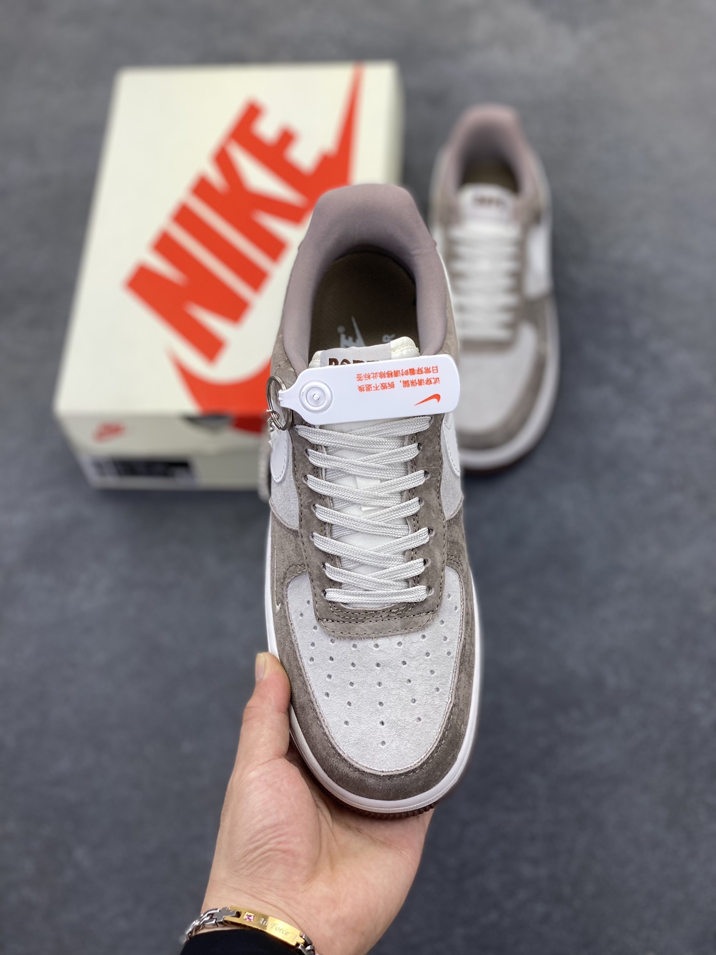 图片[2]-NIke Air Force 1 \’07 Low “Bape联名——棕白勾”空军一号 低帮 运动鞋 休闲鞋 折边针车 工艺难度大 原楦头原纸板 原装鞋盒 定制五金配件 内置全掌气垫 原厂鞋底 货号：KK1988-035 尺码：36 36.5 37.5 38 38.5 39 40 40.5 41 42 42.5 43 44 44.5 45-选品中心