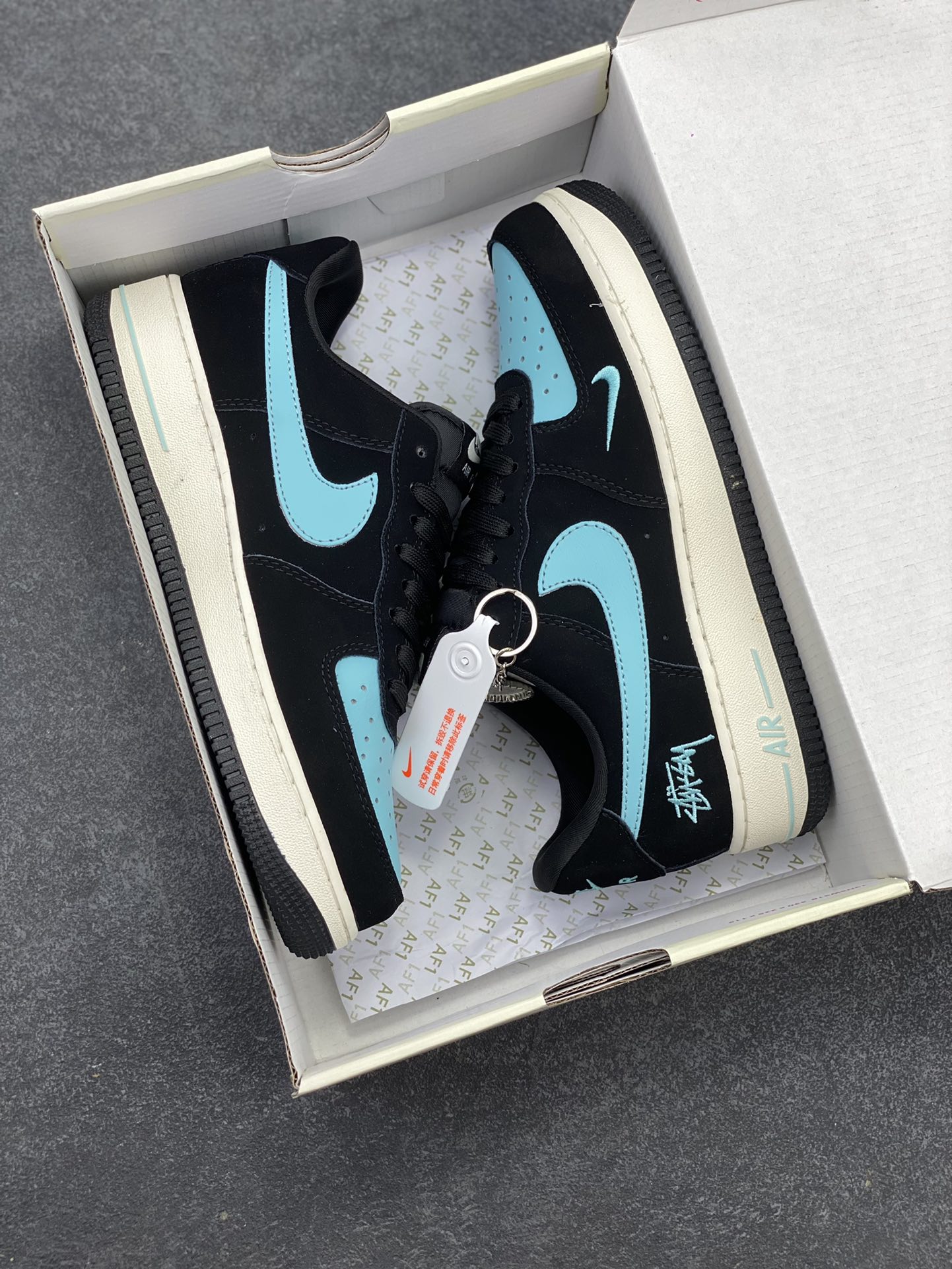 图片[9]-NIke Air Force 1 \’07 Low “斯图西联名–黑蒂芙尼”空军一号 低帮 运动鞋 休闲鞋 折边针车 工艺难度大 原楦头原纸板 原装鞋盒 定制五金配件 内置全掌气垫 原厂鞋底 货号：KK1988-030 尺码：36 36.5 37.5 38 38.5 39 40 40.5 41 42 42.5 43 44 44.5 45-选品中心