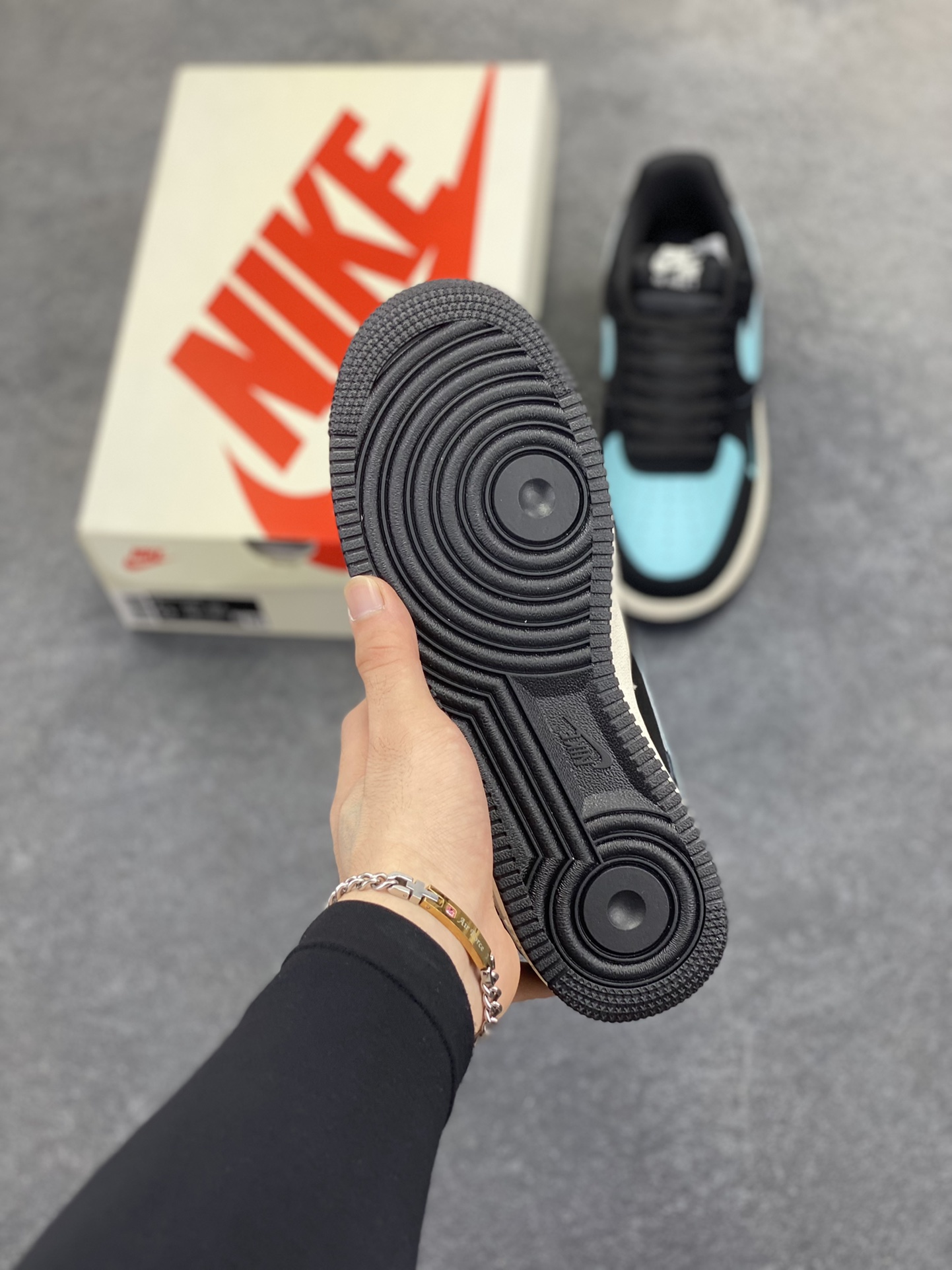 图片[5]-NIke Air Force 1 \’07 Low “斯图西联名–黑蒂芙尼”空军一号 低帮 运动鞋 休闲鞋 折边针车 工艺难度大 原楦头原纸板 原装鞋盒 定制五金配件 内置全掌气垫 原厂鞋底 货号：KK1988-030 尺码：36 36.5 37.5 38 38.5 39 40 40.5 41 42 42.5 43 44 44.5 45-选品中心