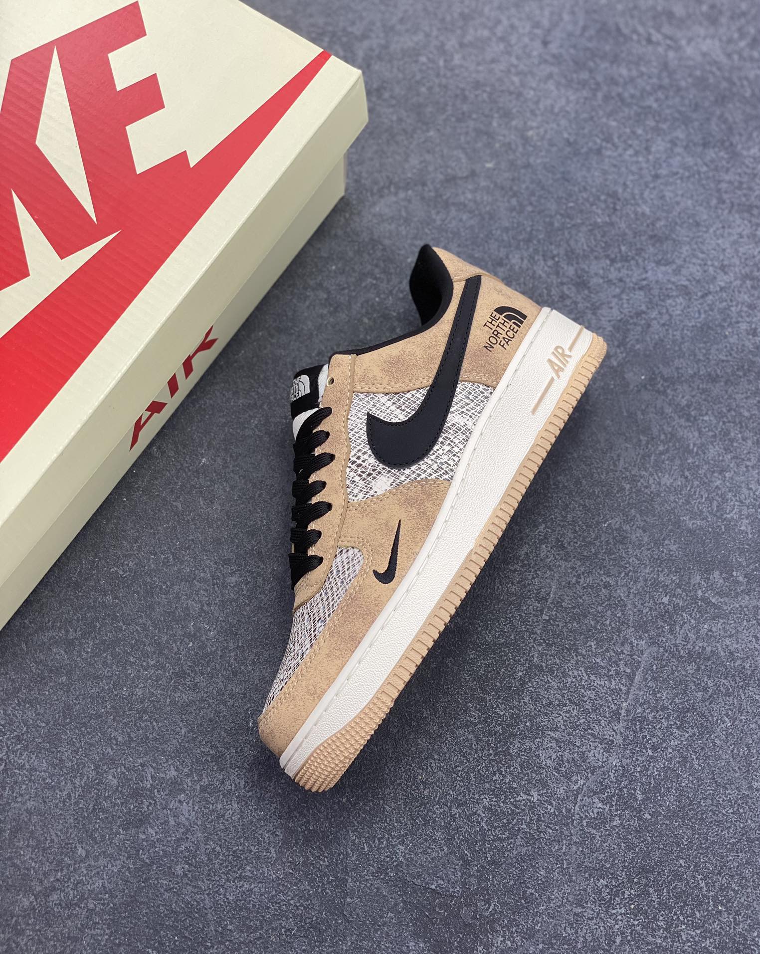 图片[7]-NIke Air Force 1 \’07 Low “北面联名——网纹棕”空军一号 低帮 运动鞋 休闲鞋 折边针车 工艺难度大 原楦头原纸板 原装鞋盒 定制五金配件 内置全掌气垫 原厂鞋底 货号：KK1988-031 尺码：36 36.5 37.5 38 38.5 39 40 40.5 41 42 42.5 43 44 44.5 45-选品中心