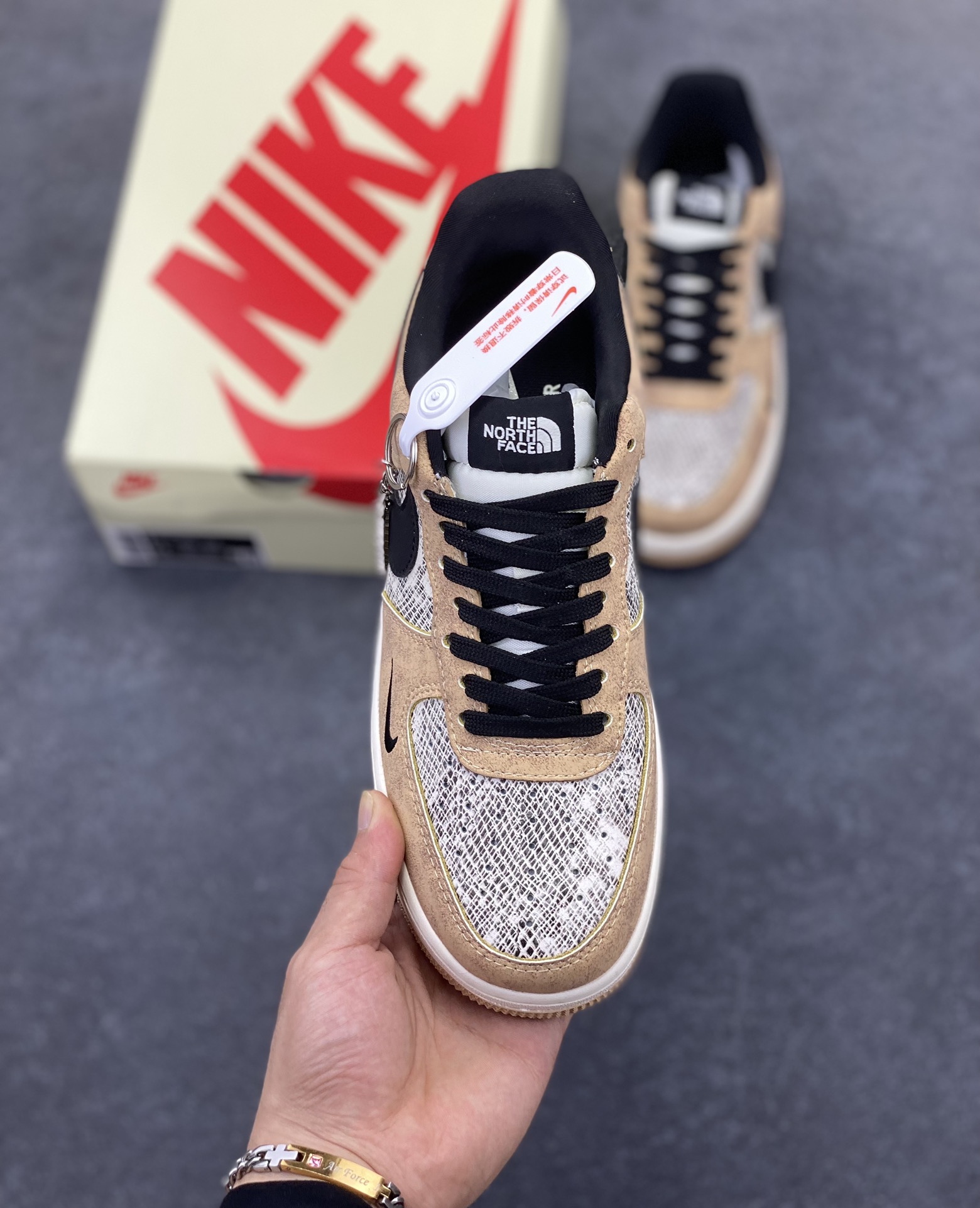 图片[2]-NIke Air Force 1 \’07 Low “北面联名——网纹棕”空军一号 低帮 运动鞋 休闲鞋 折边针车 工艺难度大 原楦头原纸板 原装鞋盒 定制五金配件 内置全掌气垫 原厂鞋底 货号：KK1988-031 尺码：36 36.5 37.5 38 38.5 39 40 40.5 41 42 42.5 43 44 44.5 45-选品中心