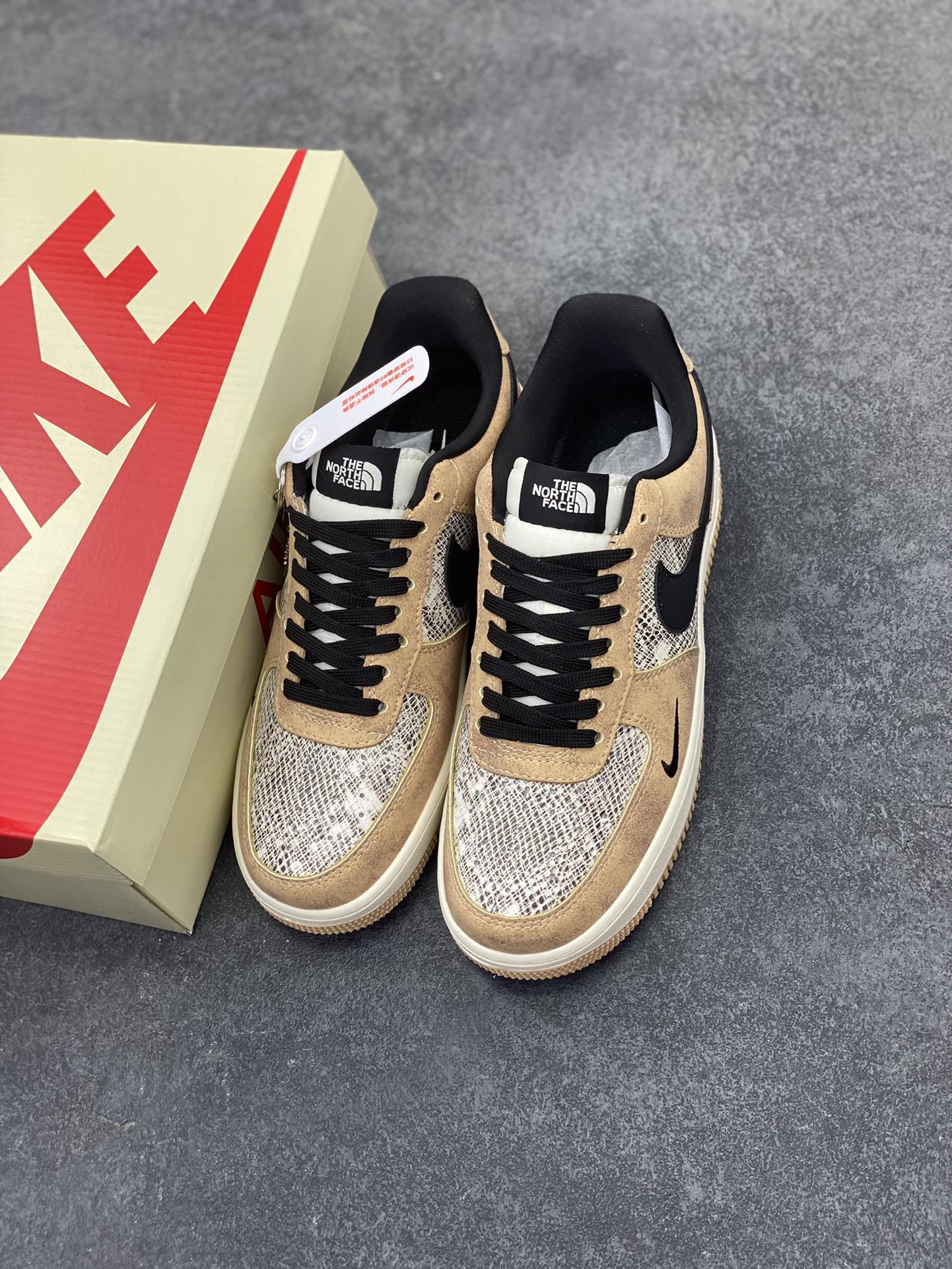 图片[8]-NIke Air Force 1 \’07 Low “北面联名——网纹棕”空军一号 低帮 运动鞋 休闲鞋 折边针车 工艺难度大 原楦头原纸板 原装鞋盒 定制五金配件 内置全掌气垫 原厂鞋底 货号：KK1988-031 尺码：36 36.5 37.5 38 38.5 39 40 40.5 41 42 42.5 43 44 44.5 45-选品中心