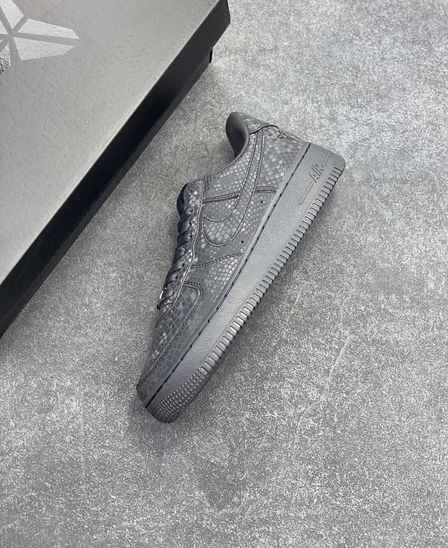 图片[7]-Nike Air Force 1 Low “Kobe Bryant”黑蛇纹科比限定 空军一号低帮休闲板鞋 原楦头原纸板 打造纯正空军版型#专注外贸渠道 全掌内置蜂窝气垫 #原盒配件 原厂中底钢印、拉帮完美 货号：IB0018-004 尺码：36 36.5 37.5 38 38.5 39 40 40.5 41 42 42.5 43 44 44.5 45 46 47-选品中心