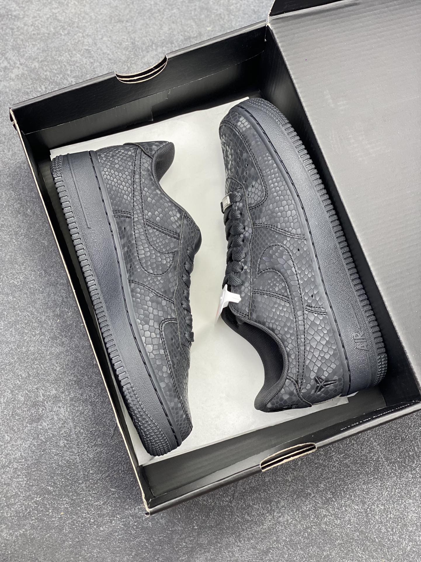 图片[9]-Nike Air Force 1 Low “Kobe Bryant”黑蛇纹科比限定 空军一号低帮休闲板鞋 原楦头原纸板 打造纯正空军版型#专注外贸渠道 全掌内置蜂窝气垫 #原盒配件 原厂中底钢印、拉帮完美 货号：IB0018-004 尺码：36 36.5 37.5 38 38.5 39 40 40.5 41 42 42.5 43 44 44.5 45 46 47-选品中心