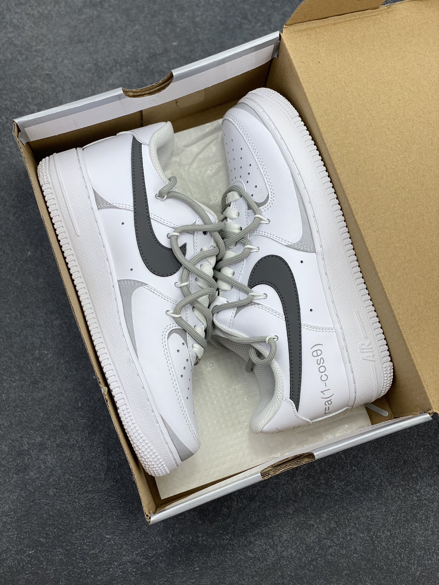 图片[9]-福利特价  Nike Air Force 1 Low’07 喷绘 白灰 空军一号绑带低帮休闲板鞋 定制皮料 原厂3D打印 定制鞋盒 原楦原纸板 纯正空军版型 内置全掌气垫 货号：ZH0316-017 尺码：36 36.5 37.5 38 38.5 39 40 40.5 41 42 42.5 43 44 44.5 45-选品中心
