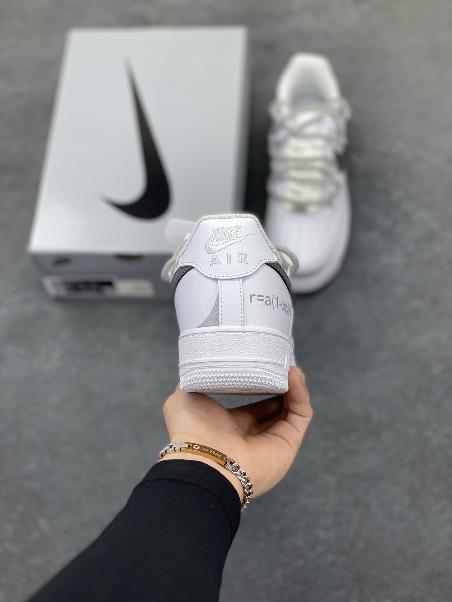 图片[4]-福利特价  Nike Air Force 1 Low’07 喷绘 白灰 空军一号绑带低帮休闲板鞋 定制皮料 原厂3D打印 定制鞋盒 原楦原纸板 纯正空军版型 内置全掌气垫 货号：ZH0316-017 尺码：36 36.5 37.5 38 38.5 39 40 40.5 41 42 42.5 43 44 44.5 45-选品中心
