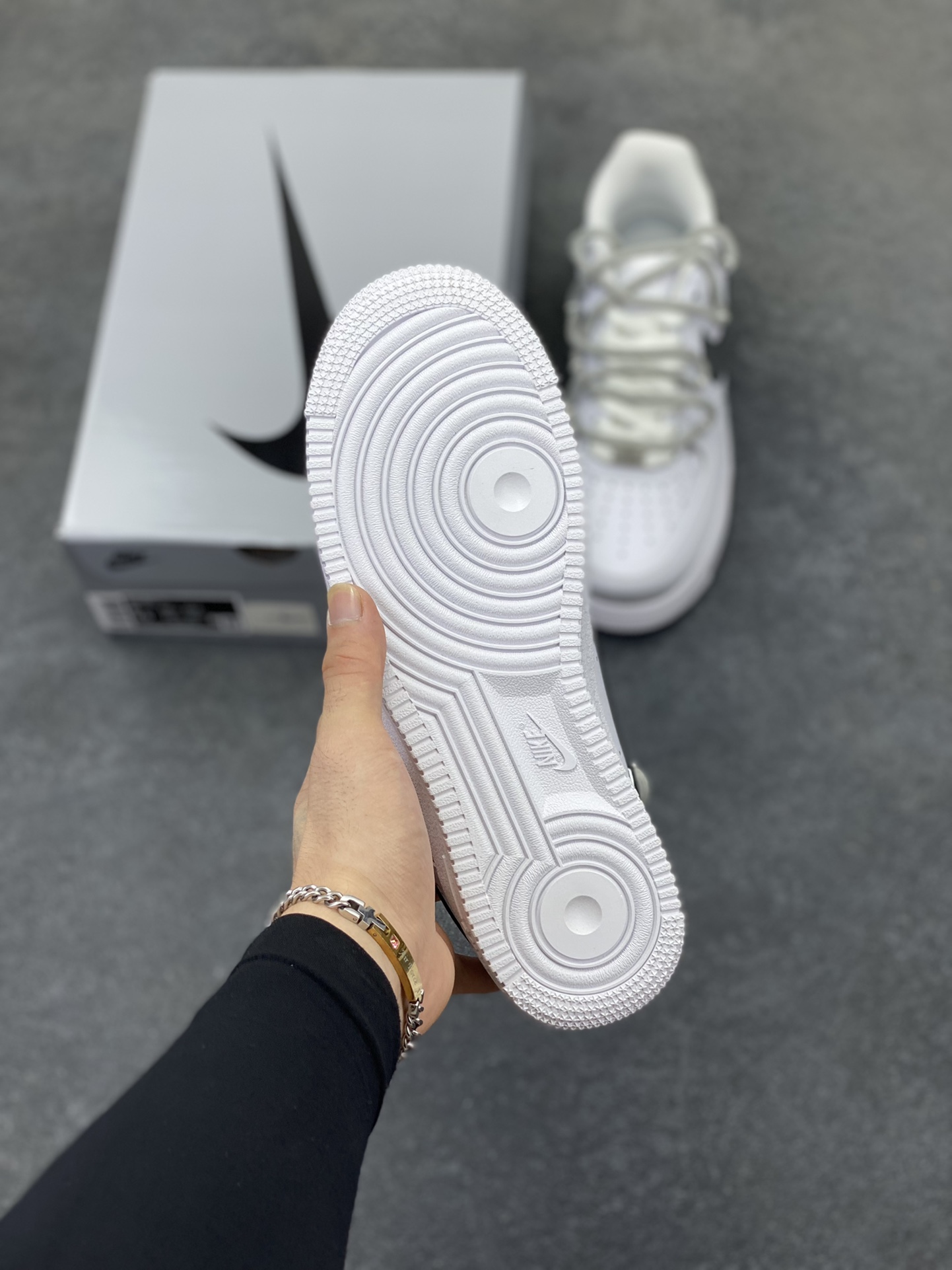 图片[5]-福利特价  Nike Air Force 1 Low’07 喷绘 白灰 空军一号绑带低帮休闲板鞋 定制皮料 原厂3D打印 定制鞋盒 原楦原纸板 纯正空军版型 内置全掌气垫 货号：ZH0316-017 尺码：36 36.5 37.5 38 38.5 39 40 40.5 41 42 42.5 43 44 44.5 45-选品中心