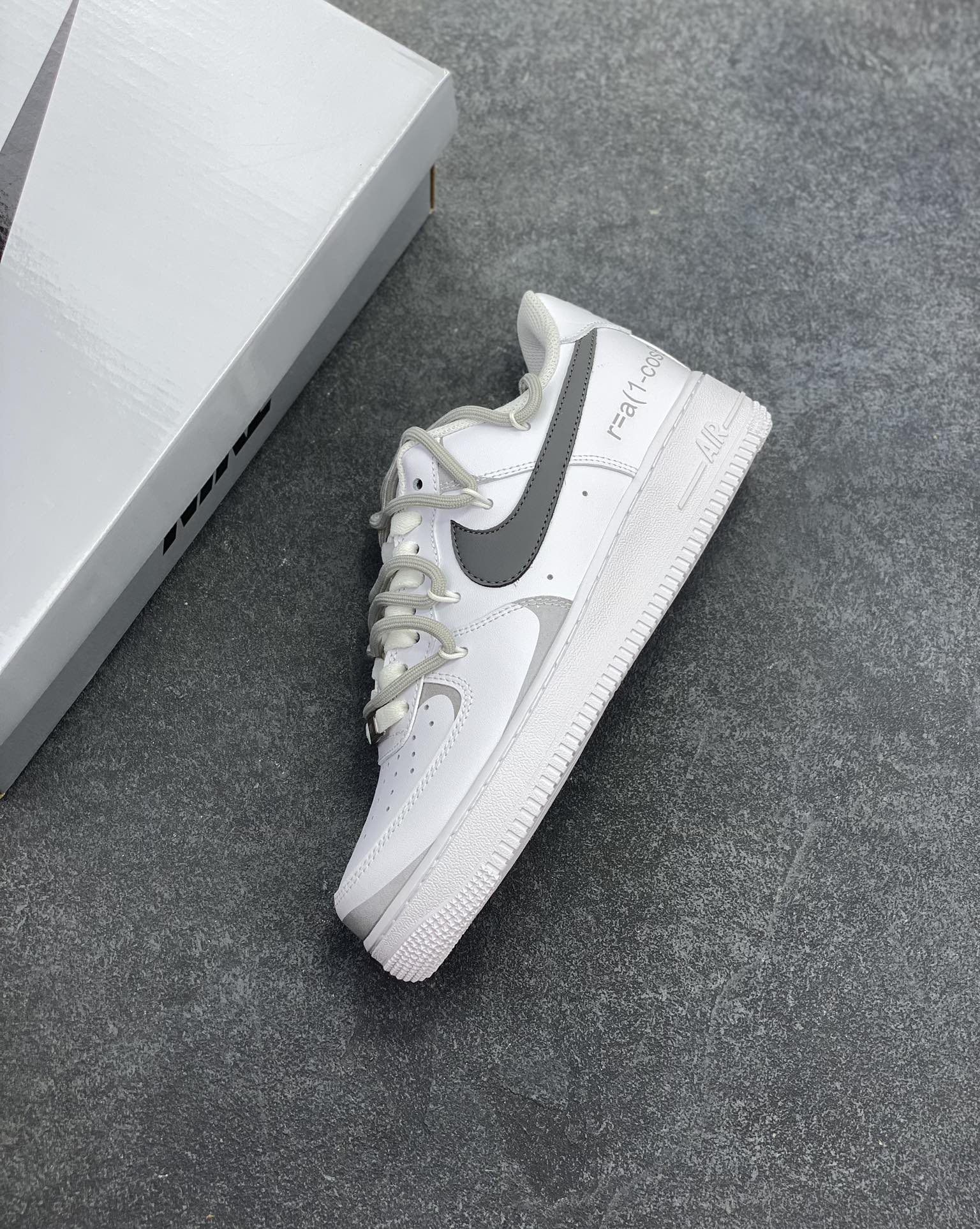 图片[7]-福利特价  Nike Air Force 1 Low’07 喷绘 白灰 空军一号绑带低帮休闲板鞋 定制皮料 原厂3D打印 定制鞋盒 原楦原纸板 纯正空军版型 内置全掌气垫 货号：ZH0316-017 尺码：36 36.5 37.5 38 38.5 39 40 40.5 41 42 42.5 43 44 44.5 45-选品中心