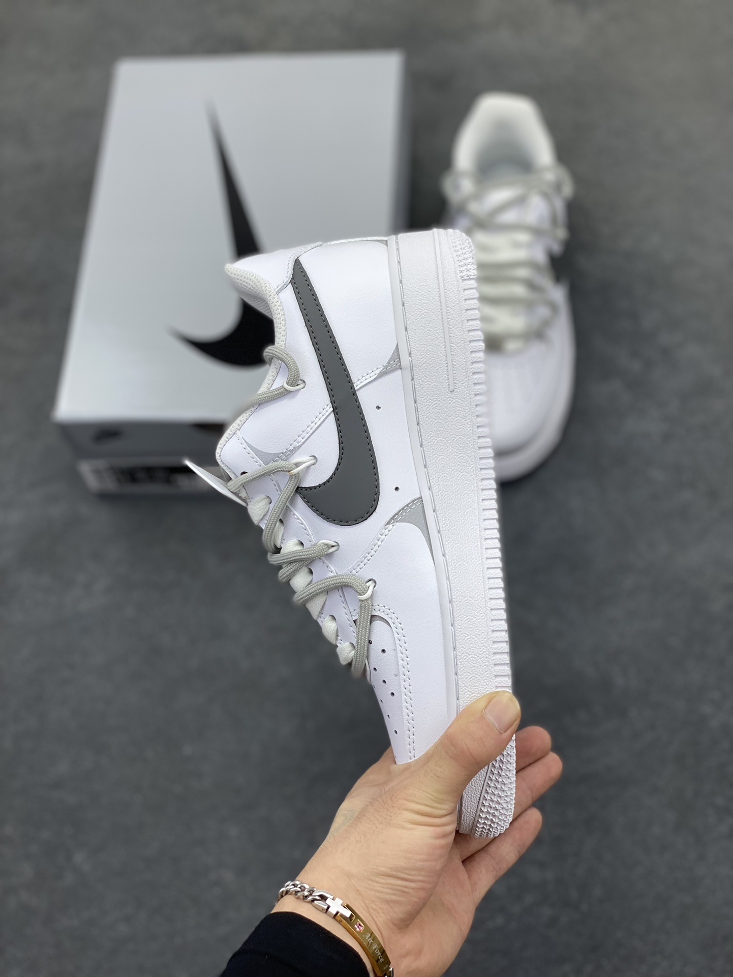 图片[3]-福利特价  Nike Air Force 1 Low’07 喷绘 白灰 空军一号绑带低帮休闲板鞋 定制皮料 原厂3D打印 定制鞋盒 原楦原纸板 纯正空军版型 内置全掌气垫 货号：ZH0316-017 尺码：36 36.5 37.5 38 38.5 39 40 40.5 41 42 42.5 43 44 44.5 45-选品中心