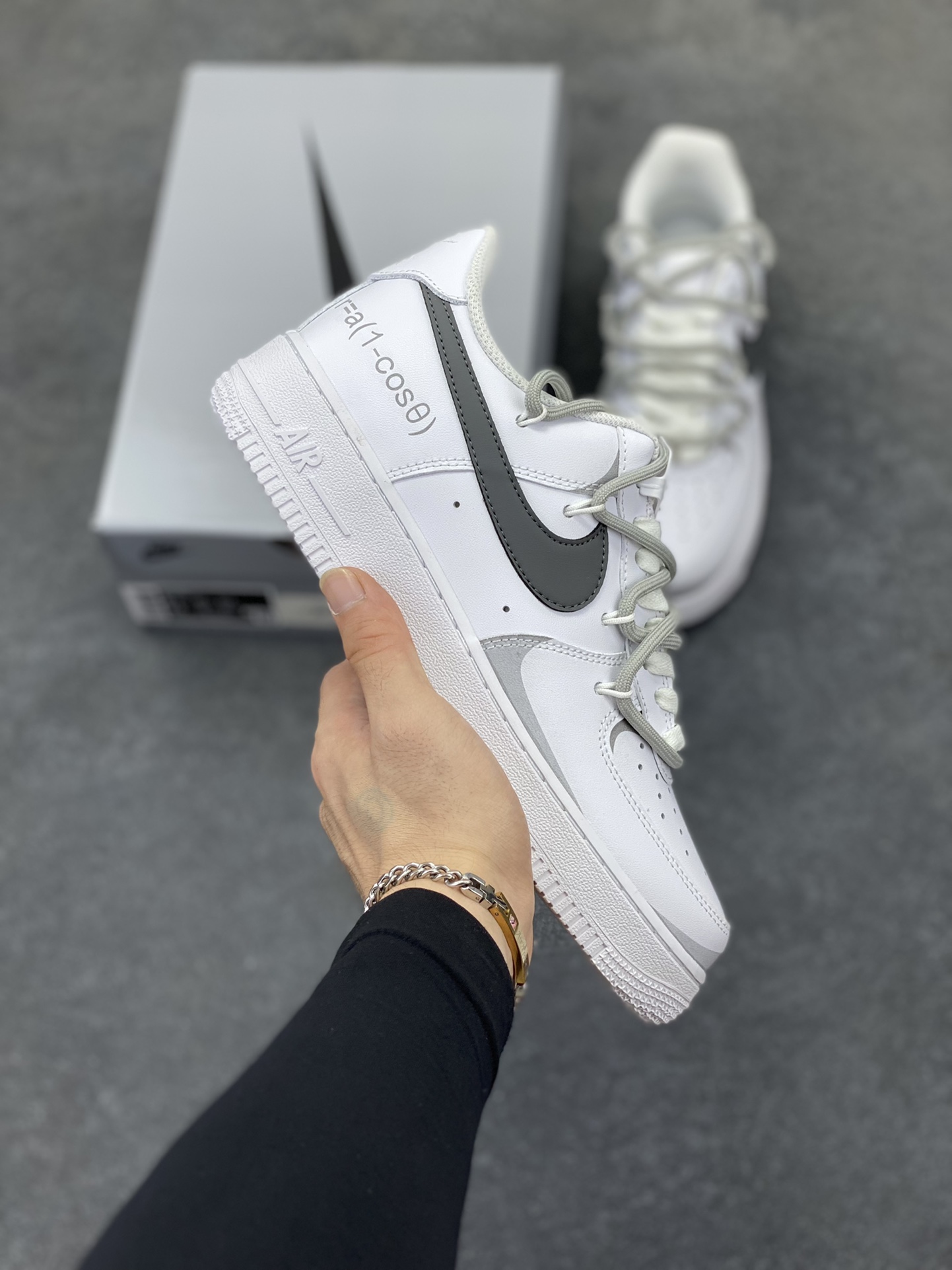 福利特价  Nike Air Force 1 Low’07 喷绘 白灰 空军一号绑带低帮休闲板鞋 定制皮料 原厂3D打印 定制鞋盒 原楦原纸板 纯正空军版型 内置全掌气垫 货号：ZH0316-017 尺码：36 36.5 37.5 38 38.5 39 40 40.5 41 42 42.5 43 44 44.5 45-选品中心