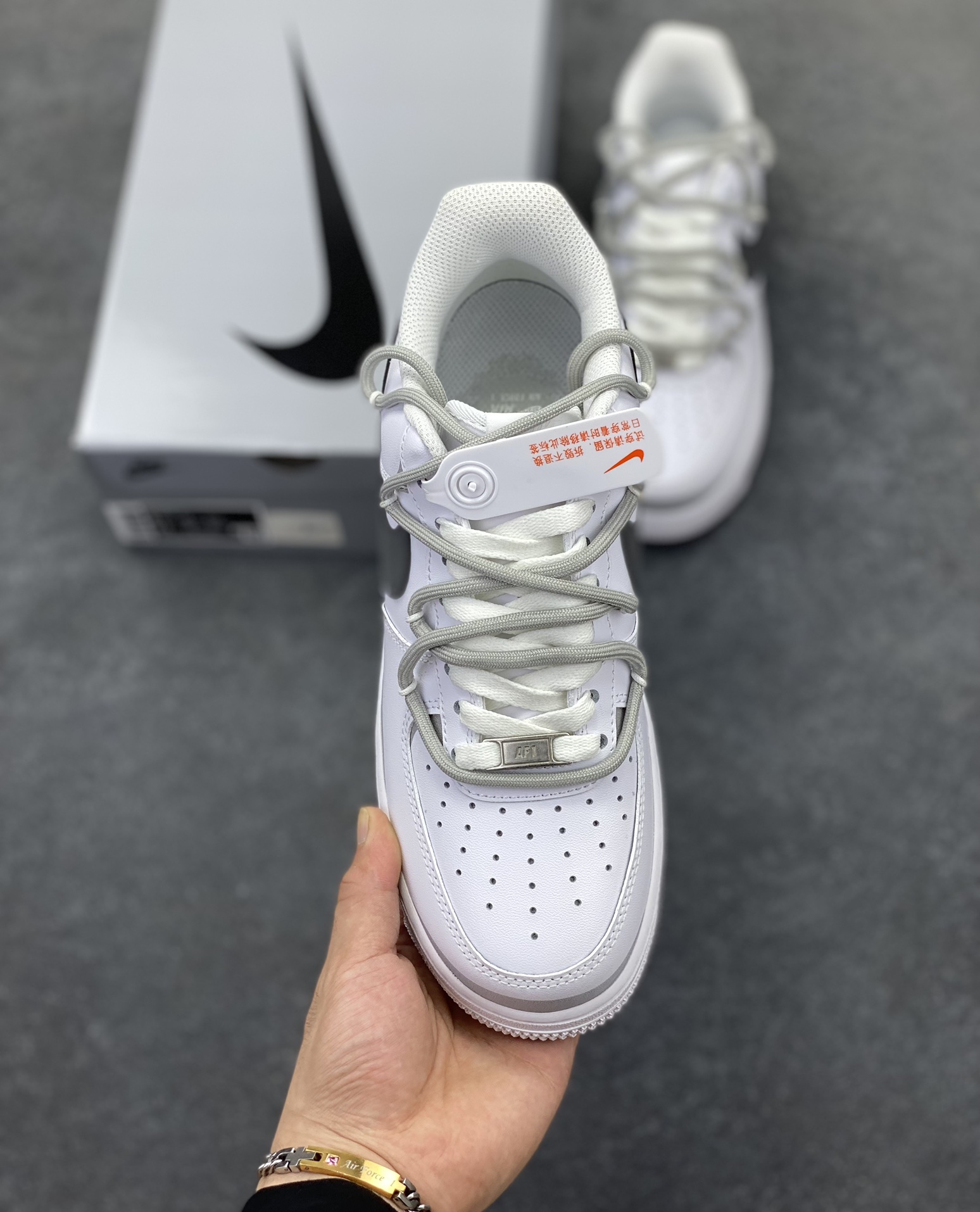 图片[2]-福利特价  Nike Air Force 1 Low’07 喷绘 白灰 空军一号绑带低帮休闲板鞋 定制皮料 原厂3D打印 定制鞋盒 原楦原纸板 纯正空军版型 内置全掌气垫 货号：ZH0316-017 尺码：36 36.5 37.5 38 38.5 39 40 40.5 41 42 42.5 43 44 44.5 45-选品中心