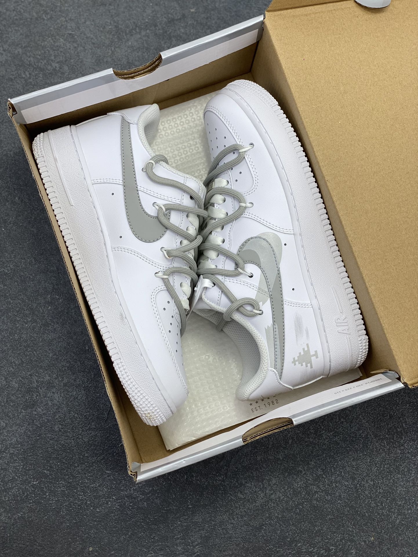 图片[9]-福利特价  Nike Air Force 1 Low’07 喷绘 双勾 空军一号绑带低帮休闲板鞋 定制皮料 原厂3D打印 定制鞋盒 原楦原纸板 纯正空军版型 内置全掌气垫 货号：ZH0316-016 尺码：36 36.5 37.5 38 38.5 39 40 40.5 41 42 42.5 43 44 44.5 45-选品中心