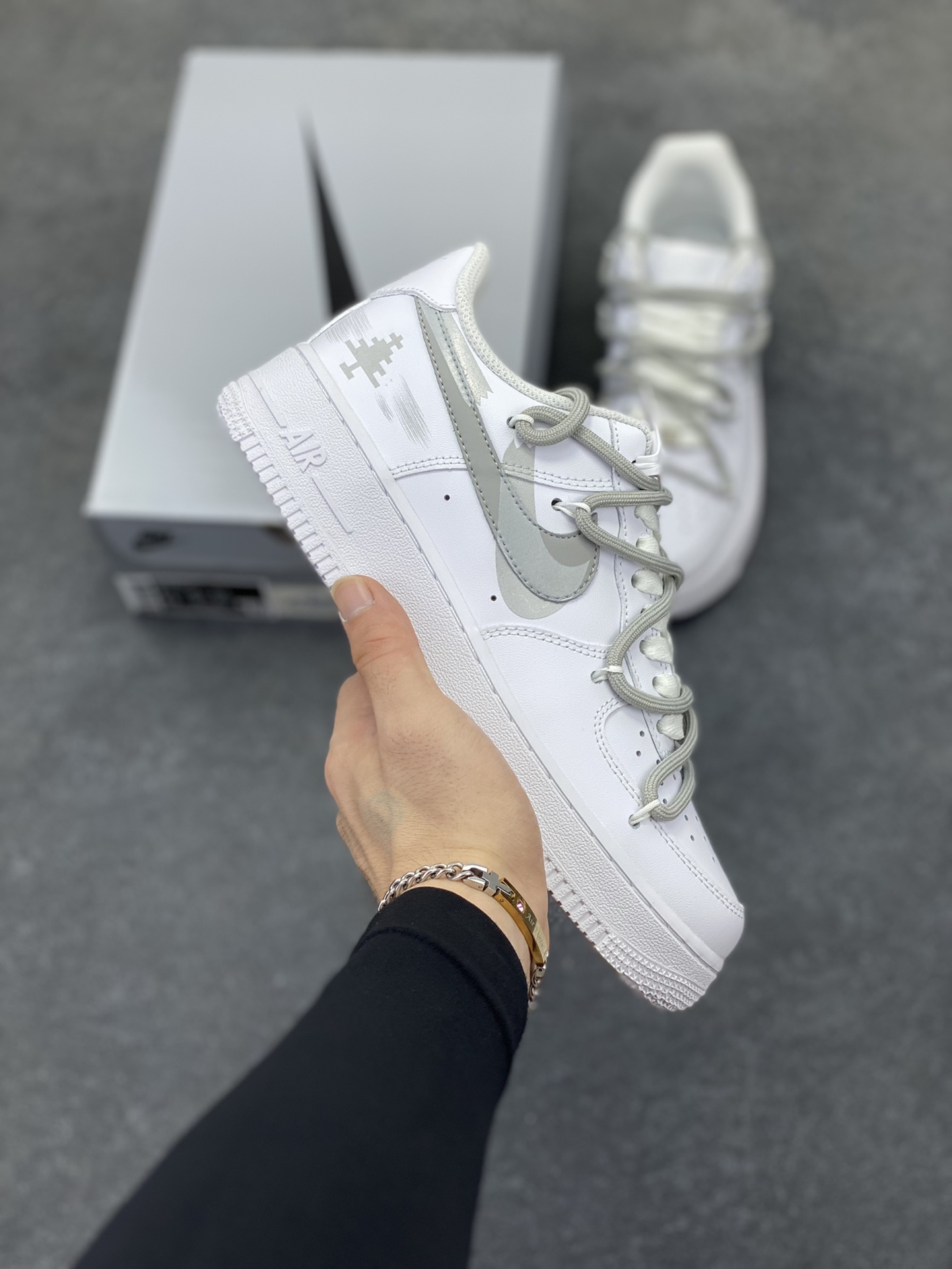 福利特价  Nike Air Force 1 Low’07 喷绘 双勾 空军一号绑带低帮休闲板鞋 定制皮料 原厂3D打印 定制鞋盒 原楦原纸板 纯正空军版型 内置全掌气垫 货号：ZH0316-016 尺码：36 36.5 37.5 38 38.5 39 40 40.5 41 42 42.5 43 44 44.5 45-选品中心