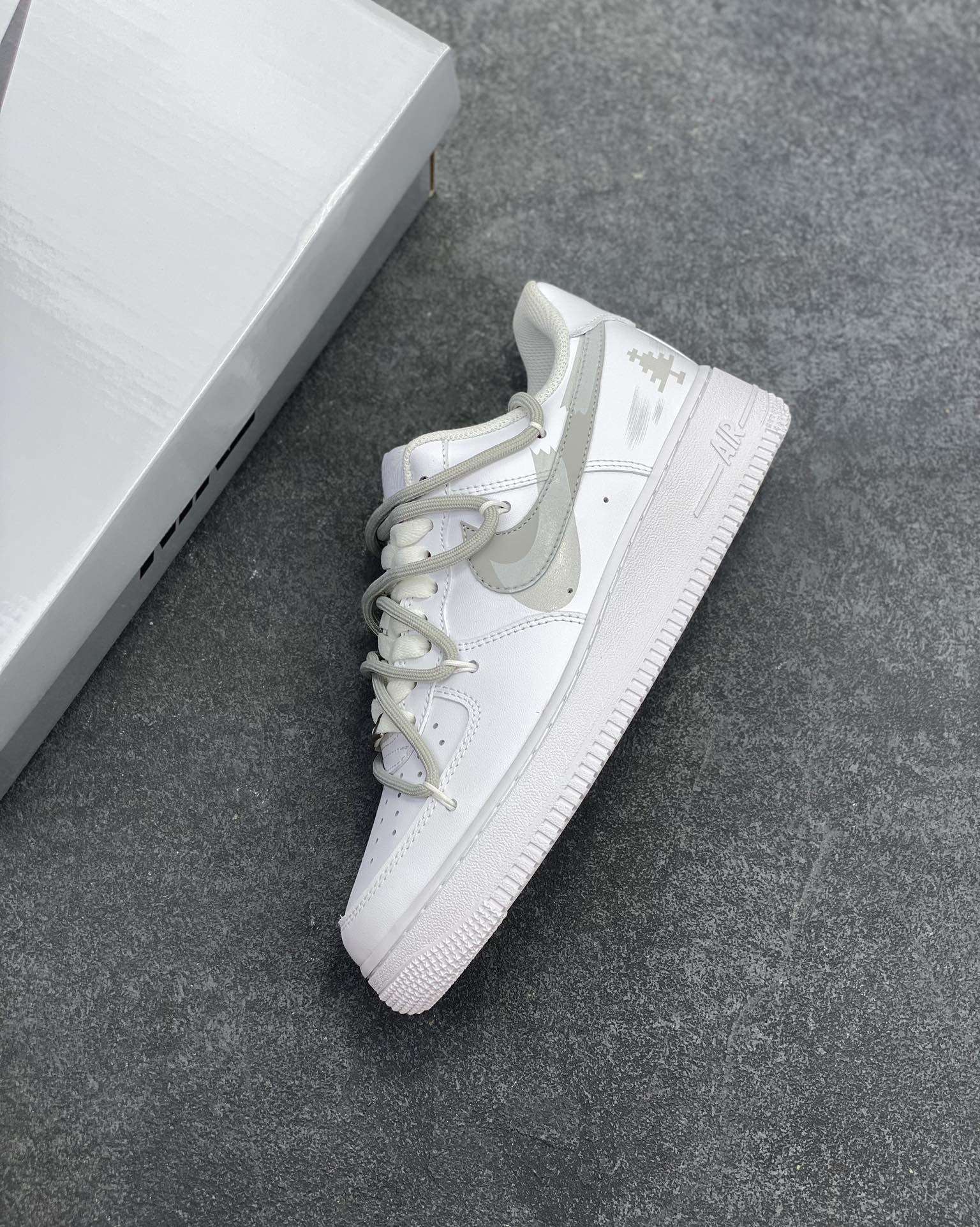 图片[7]-福利特价  Nike Air Force 1 Low’07 喷绘 双勾 空军一号绑带低帮休闲板鞋 定制皮料 原厂3D打印 定制鞋盒 原楦原纸板 纯正空军版型 内置全掌气垫 货号：ZH0316-016 尺码：36 36.5 37.5 38 38.5 39 40 40.5 41 42 42.5 43 44 44.5 45-选品中心