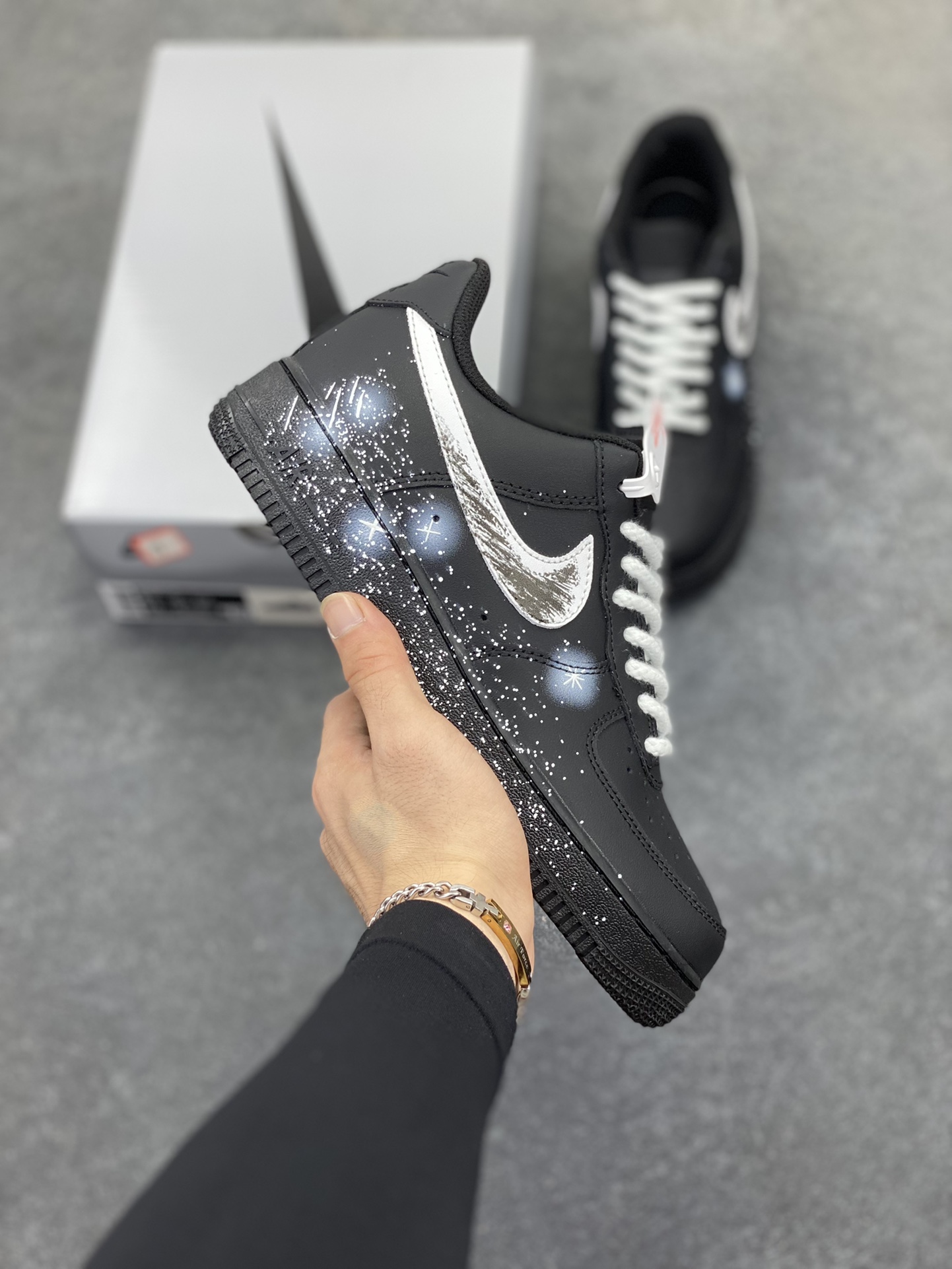 Nike Air Force 1 Low’07 黑色空间 空军一号低帮休闲板鞋 定制皮料 定制鞋盒 原楦原纸板 纯正空军版型 内置全掌气垫 货号：ZH0316-101 尺码：36 36.5 37.5 38 38.5 39 40 40.5 41 42 42.5 43 44 44.5 45-选品中心