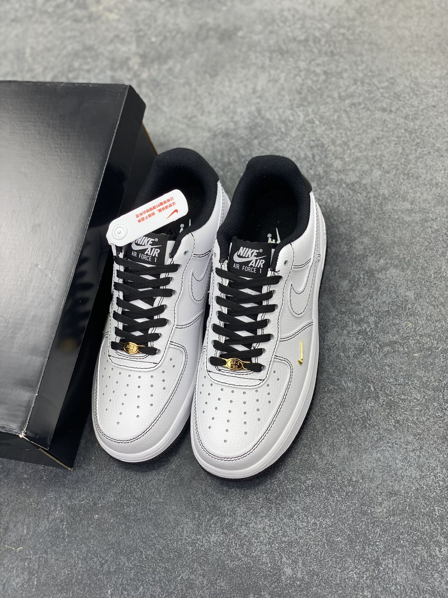 图片[8]-Nike Air Force 1 Low 白黑线小金勾 空军一号低帮运动休闲板鞋 原楦头原纸板 打造纯正空军版型#专注外贸渠道 全掌内置蜂窝气垫 #原盒配件 原厂中底钢印、拉帮完美 货号：IB6543-101 尺码：36 36.5 37.5 38 38.5 39 40 40.5 41 42 42.5 43 44 44.5 45-选品中心