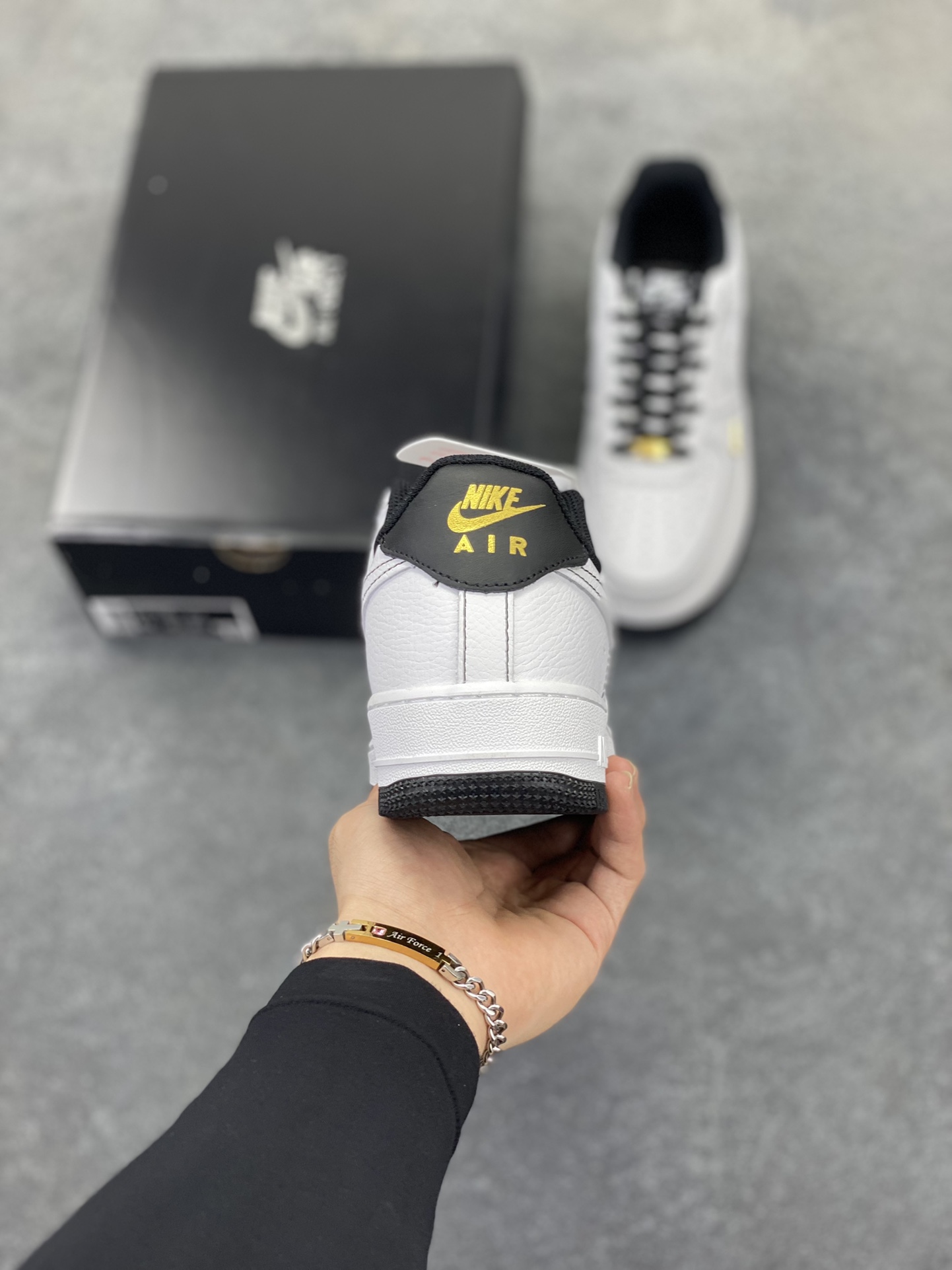 图片[4]-Nike Air Force 1 Low 白黑线小金勾 空军一号低帮运动休闲板鞋 原楦头原纸板 打造纯正空军版型#专注外贸渠道 全掌内置蜂窝气垫 #原盒配件 原厂中底钢印、拉帮完美 货号：IB6543-101 尺码：36 36.5 37.5 38 38.5 39 40 40.5 41 42 42.5 43 44 44.5 45-选品中心