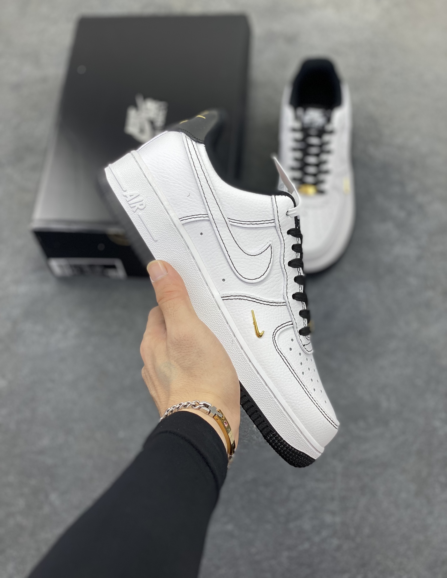 Nike Air Force 1 Low 白黑线小金勾 空军一号低帮运动休闲板鞋 原楦头原纸板 打造纯正空军版型#专注外贸渠道 全掌内置蜂窝气垫 #原盒配件 原厂中底钢印、拉帮完美 货号：IB6543-101 尺码：36 36.5 37.5 38 38.5 39 40 40.5 41 42 42.5 43 44 44.5 45-选品中心