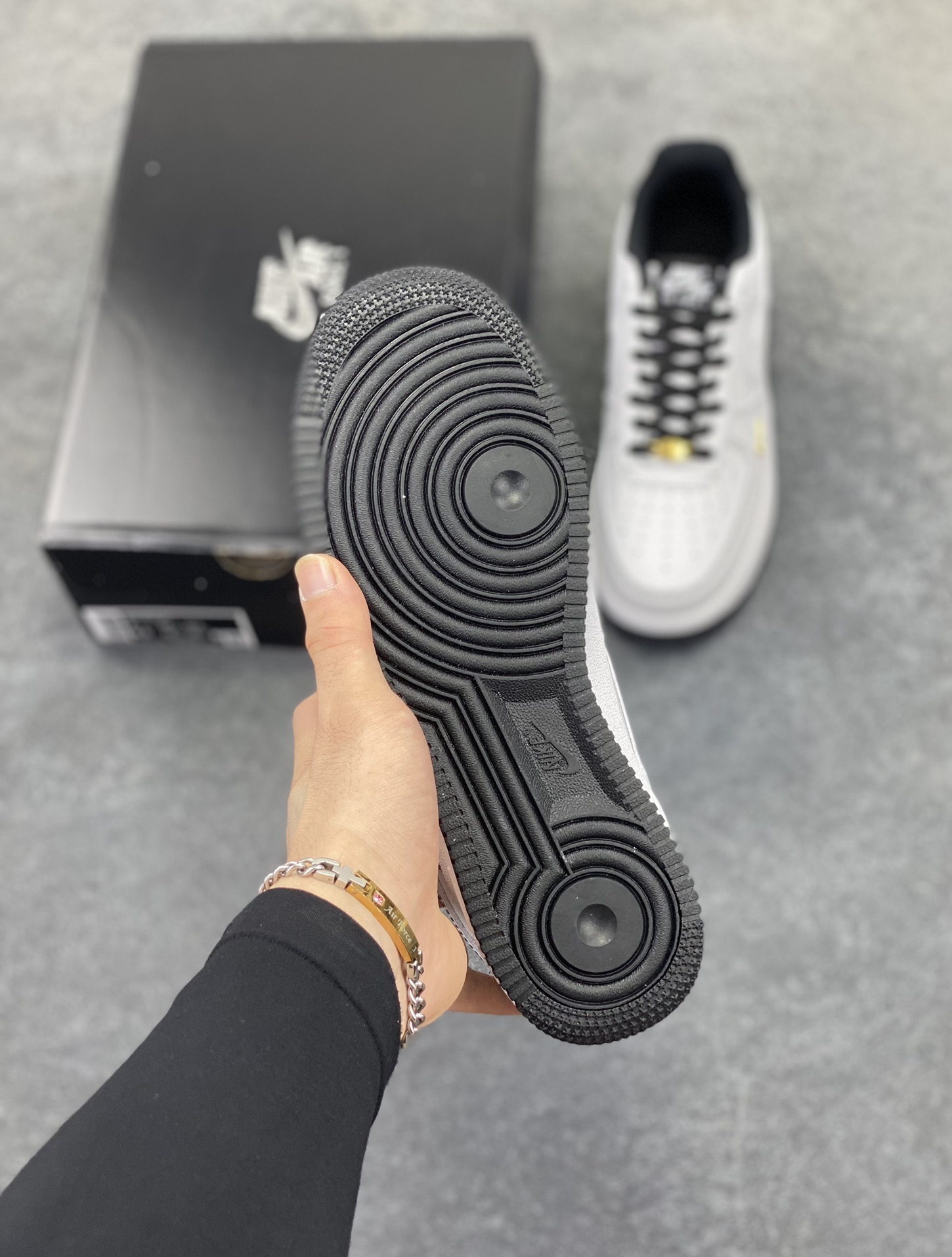 图片[5]-Nike Air Force 1 Low 白黑线小金勾 空军一号低帮运动休闲板鞋 原楦头原纸板 打造纯正空军版型#专注外贸渠道 全掌内置蜂窝气垫 #原盒配件 原厂中底钢印、拉帮完美 货号：IB6543-101 尺码：36 36.5 37.5 38 38.5 39 40 40.5 41 42 42.5 43 44 44.5 45-选品中心