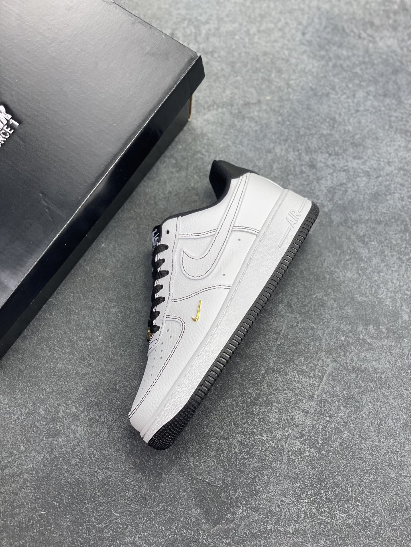 图片[7]-Nike Air Force 1 Low 白黑线小金勾 空军一号低帮运动休闲板鞋 原楦头原纸板 打造纯正空军版型#专注外贸渠道 全掌内置蜂窝气垫 #原盒配件 原厂中底钢印、拉帮完美 货号：IB6543-101 尺码：36 36.5 37.5 38 38.5 39 40 40.5 41 42 42.5 43 44 44.5 45-选品中心