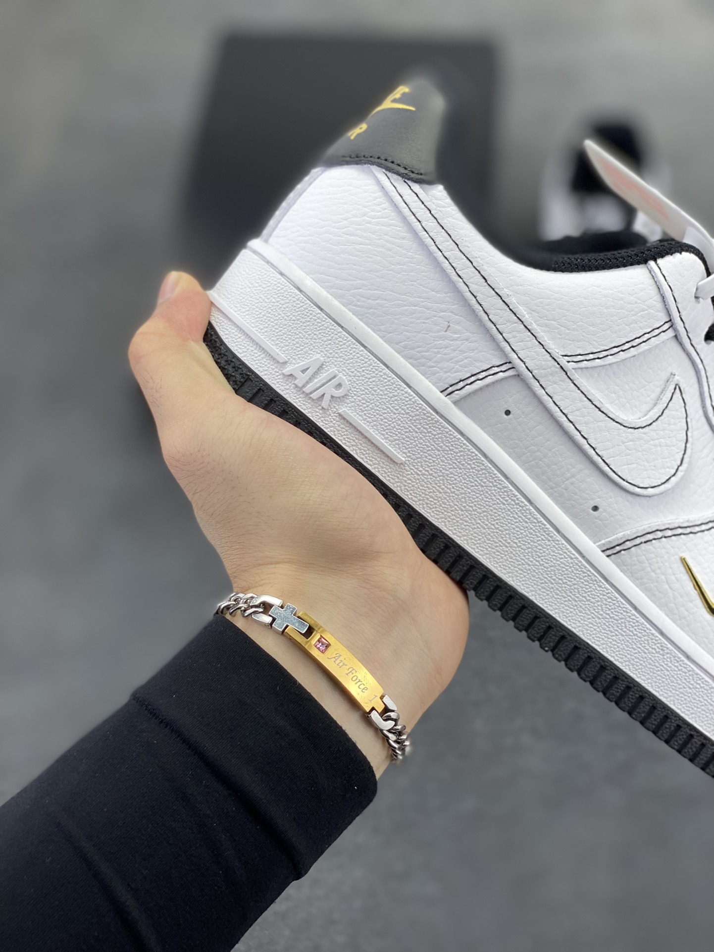 图片[6]-Nike Air Force 1 Low 白黑线小金勾 空军一号低帮运动休闲板鞋 原楦头原纸板 打造纯正空军版型#专注外贸渠道 全掌内置蜂窝气垫 #原盒配件 原厂中底钢印、拉帮完美 货号：IB6543-101 尺码：36 36.5 37.5 38 38.5 39 40 40.5 41 42 42.5 43 44 44.5 45-选品中心