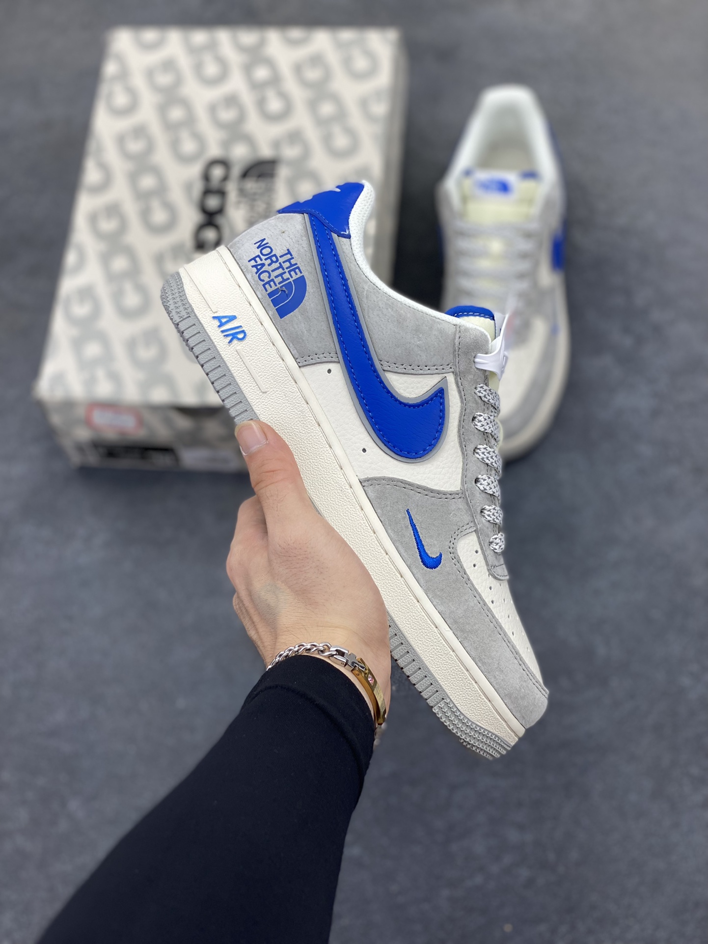 NIke Air Force 1 \'07 Low “北面联名——灰蓝勾”空军一号 低帮 运动鞋 休闲鞋 折边针车 工艺难度大 原楦头原纸板 原装鞋盒 定制五金配件 内置全掌气垫 原厂鞋底 货号：XZ6188-745 尺码：36 36.5 37.5 38 38.5 39 40 40.5 41 42 42.5 43 44 44.5 45-选品中心