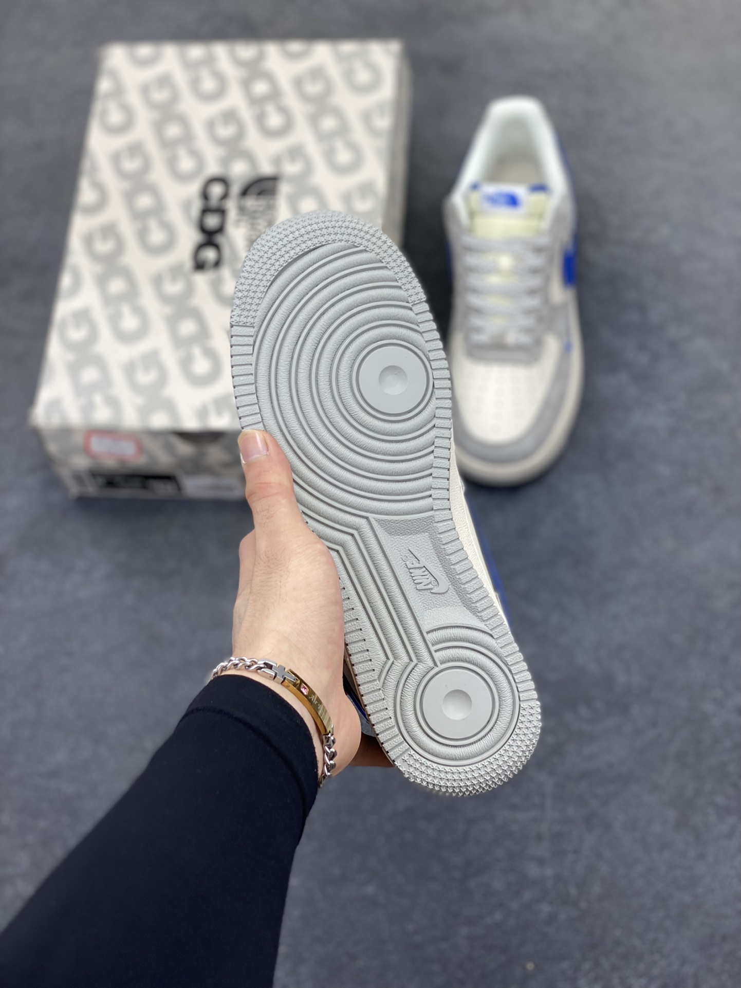 图片[5]-NIke Air Force 1 \’07 Low “北面联名——灰蓝勾”空军一号 低帮 运动鞋 休闲鞋 折边针车 工艺难度大 原楦头原纸板 原装鞋盒 定制五金配件 内置全掌气垫 原厂鞋底 货号：XZ6188-745 尺码：36 36.5 37.5 38 38.5 39 40 40.5 41 42 42.5 43 44 44.5 45-选品中心