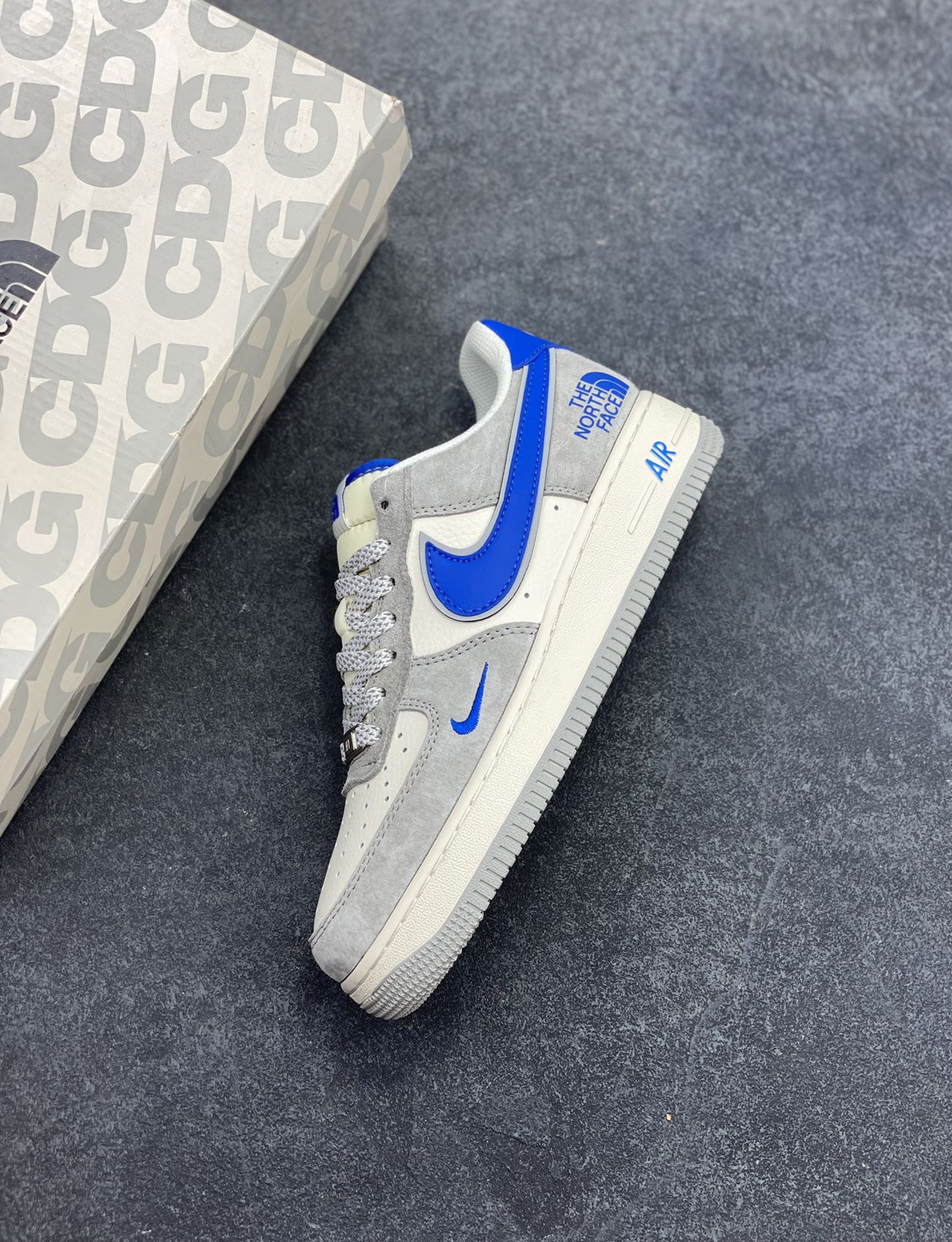 图片[7]-NIke Air Force 1 \’07 Low “北面联名——灰蓝勾”空军一号 低帮 运动鞋 休闲鞋 折边针车 工艺难度大 原楦头原纸板 原装鞋盒 定制五金配件 内置全掌气垫 原厂鞋底 货号：XZ6188-745 尺码：36 36.5 37.5 38 38.5 39 40 40.5 41 42 42.5 43 44 44.5 45-选品中心