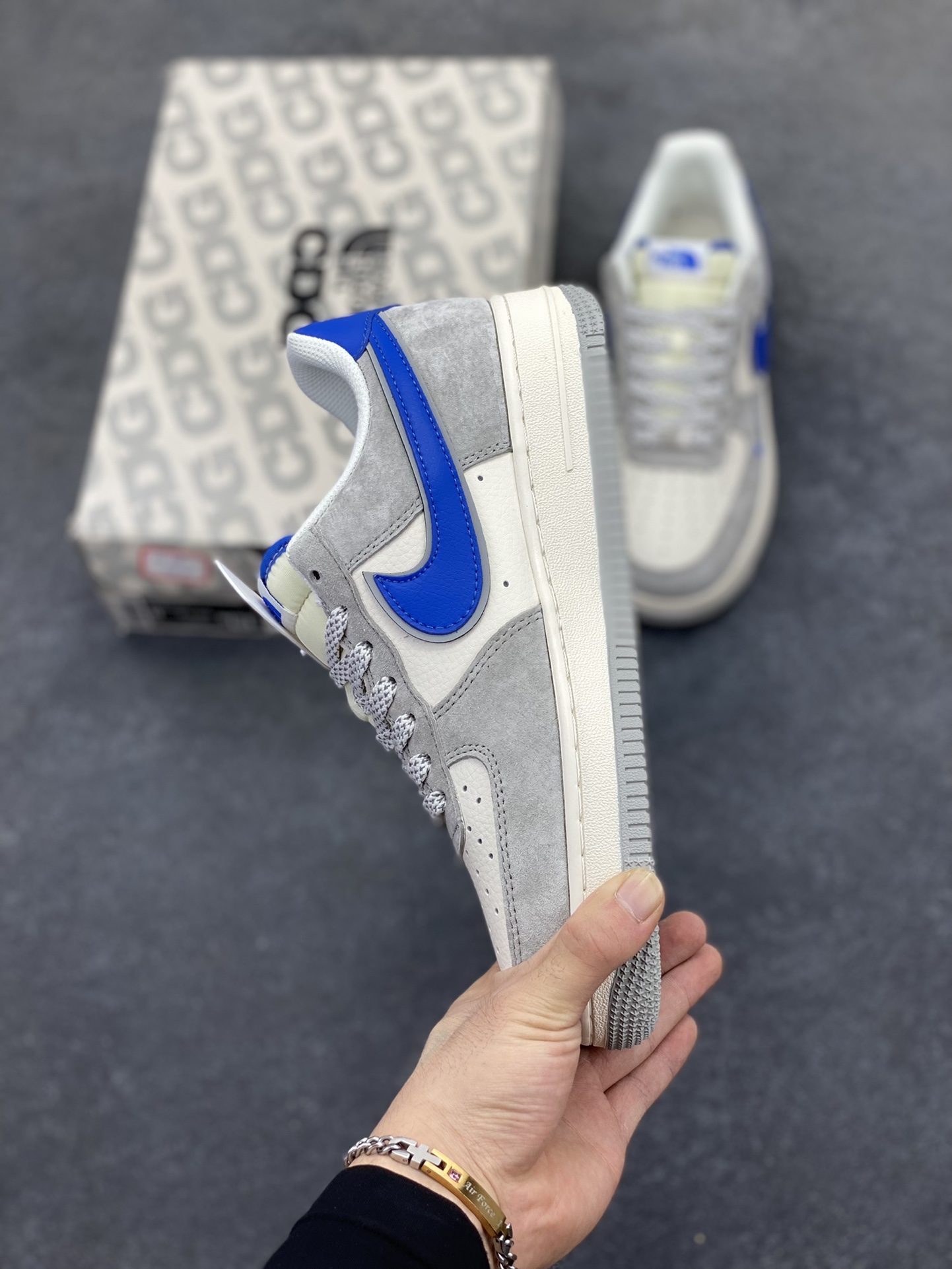 图片[3]-NIke Air Force 1 \’07 Low “北面联名——灰蓝勾”空军一号 低帮 运动鞋 休闲鞋 折边针车 工艺难度大 原楦头原纸板 原装鞋盒 定制五金配件 内置全掌气垫 原厂鞋底 货号：XZ6188-745 尺码：36 36.5 37.5 38 38.5 39 40 40.5 41 42 42.5 43 44 44.5 45-选品中心