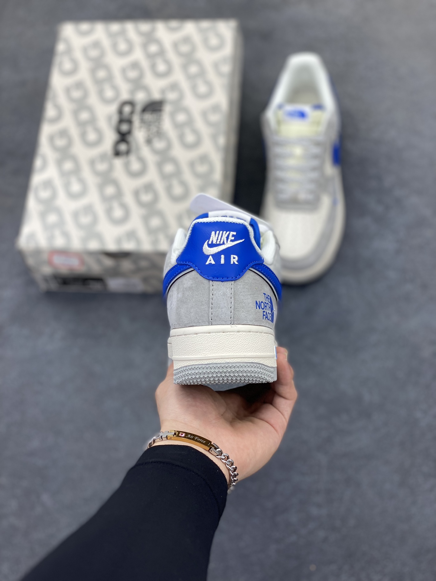 图片[4]-NIke Air Force 1 \’07 Low “北面联名——灰蓝勾”空军一号 低帮 运动鞋 休闲鞋 折边针车 工艺难度大 原楦头原纸板 原装鞋盒 定制五金配件 内置全掌气垫 原厂鞋底 货号：XZ6188-745 尺码：36 36.5 37.5 38 38.5 39 40 40.5 41 42 42.5 43 44 44.5 45-选品中心