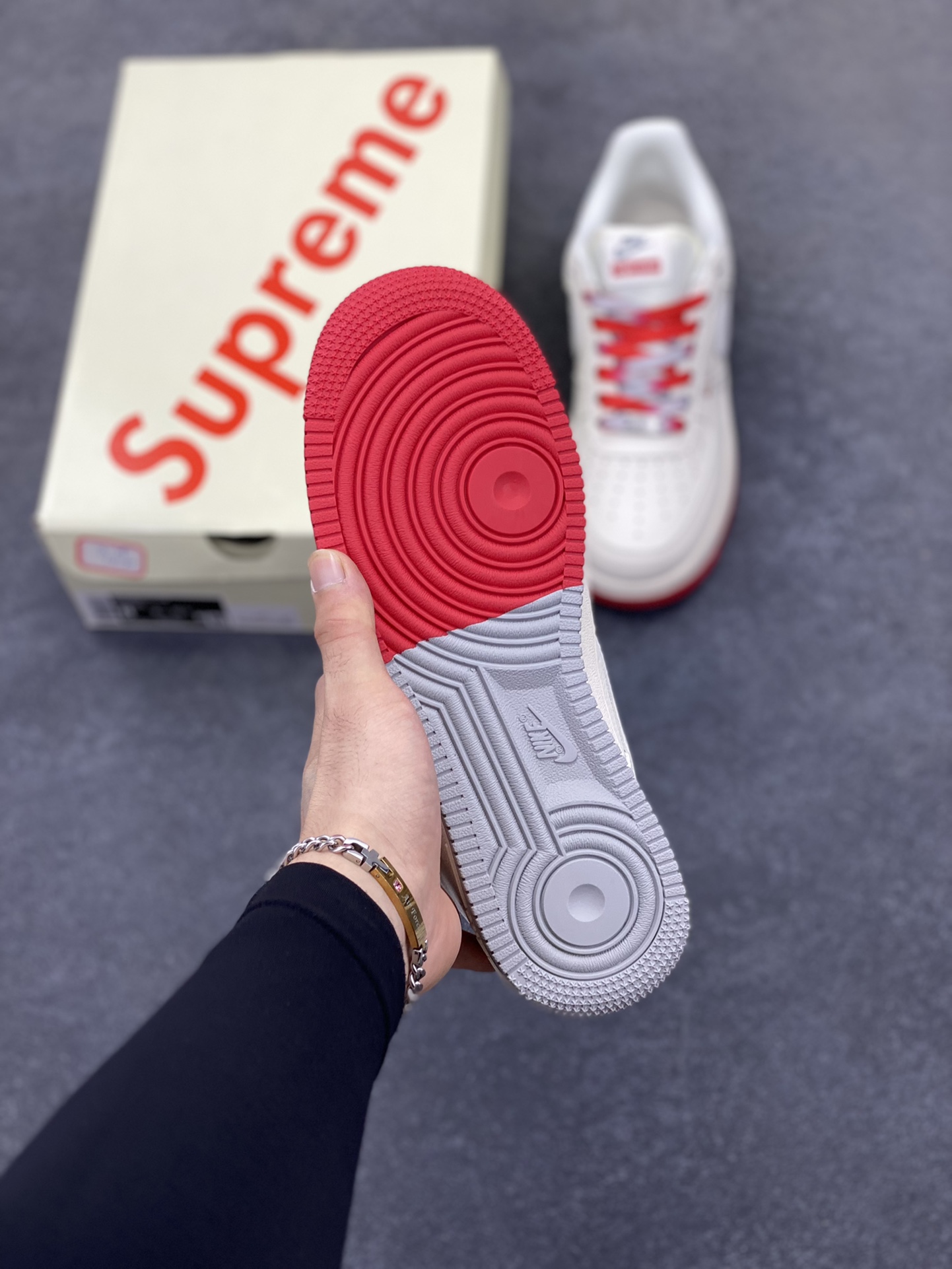图片[5]-NIke Air Force 1 \’07 Low “Supreme联名——双拼红灰”空军一号 低帮 运动鞋 休闲鞋 折边针车 工艺难度大 原楦头原纸板 原装鞋盒 定制五金配件 内置全掌气垫 原厂鞋底 货号：XX3168-157 尺码：36 36.5 37.5 38 38.5 39 40 40.5 41 42 42.5 43 44 44.5 45-选品中心