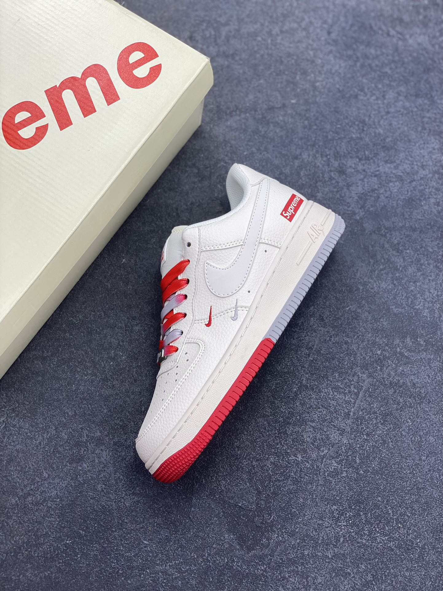 图片[7]-NIke Air Force 1 \’07 Low “Supreme联名——双拼红灰”空军一号 低帮 运动鞋 休闲鞋 折边针车 工艺难度大 原楦头原纸板 原装鞋盒 定制五金配件 内置全掌气垫 原厂鞋底 货号：XX3168-157 尺码：36 36.5 37.5 38 38.5 39 40 40.5 41 42 42.5 43 44 44.5 45-选品中心