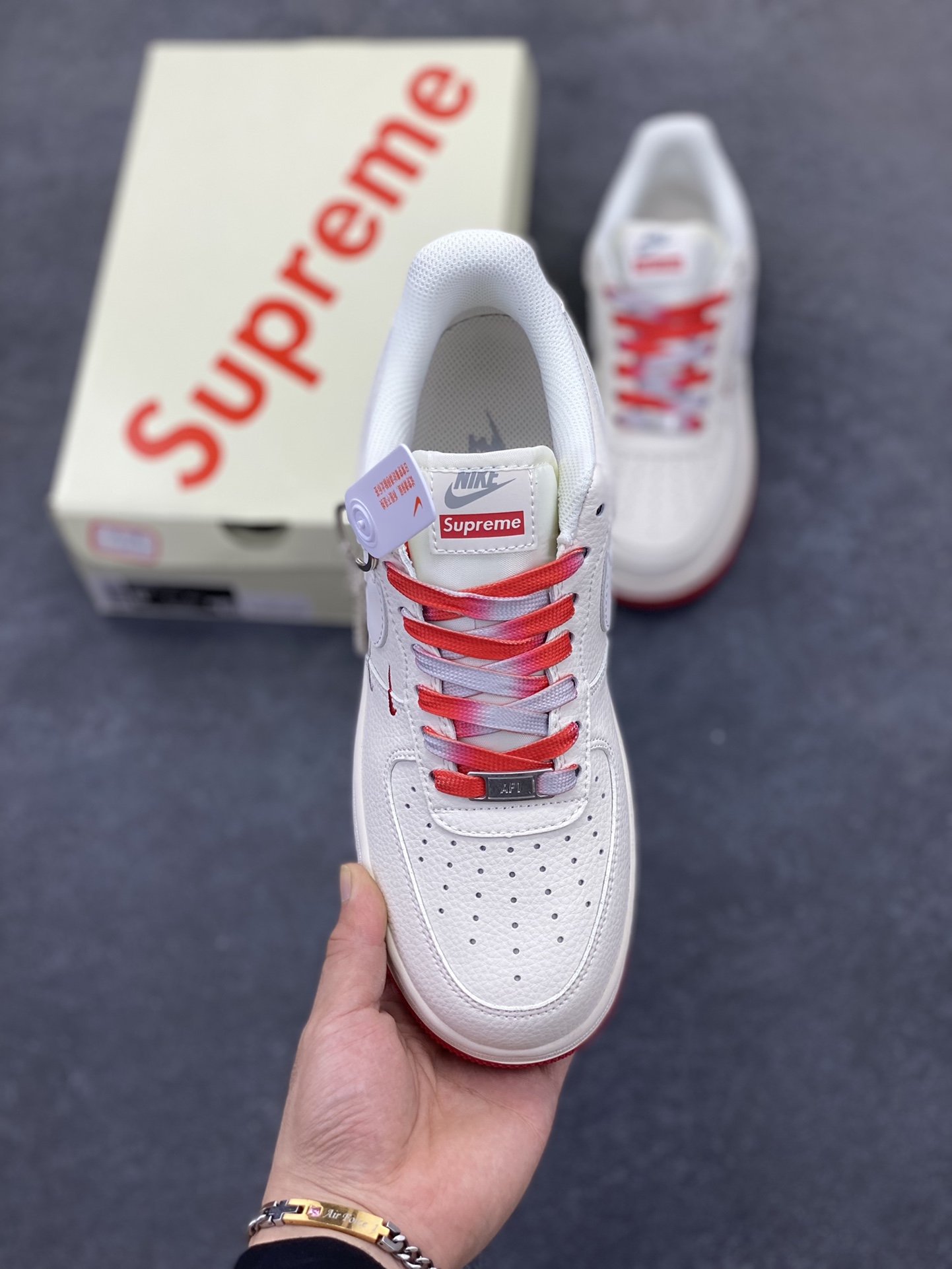 图片[2]-NIke Air Force 1 \’07 Low “Supreme联名——双拼红灰”空军一号 低帮 运动鞋 休闲鞋 折边针车 工艺难度大 原楦头原纸板 原装鞋盒 定制五金配件 内置全掌气垫 原厂鞋底 货号：XX3168-157 尺码：36 36.5 37.5 38 38.5 39 40 40.5 41 42 42.5 43 44 44.5 45-选品中心