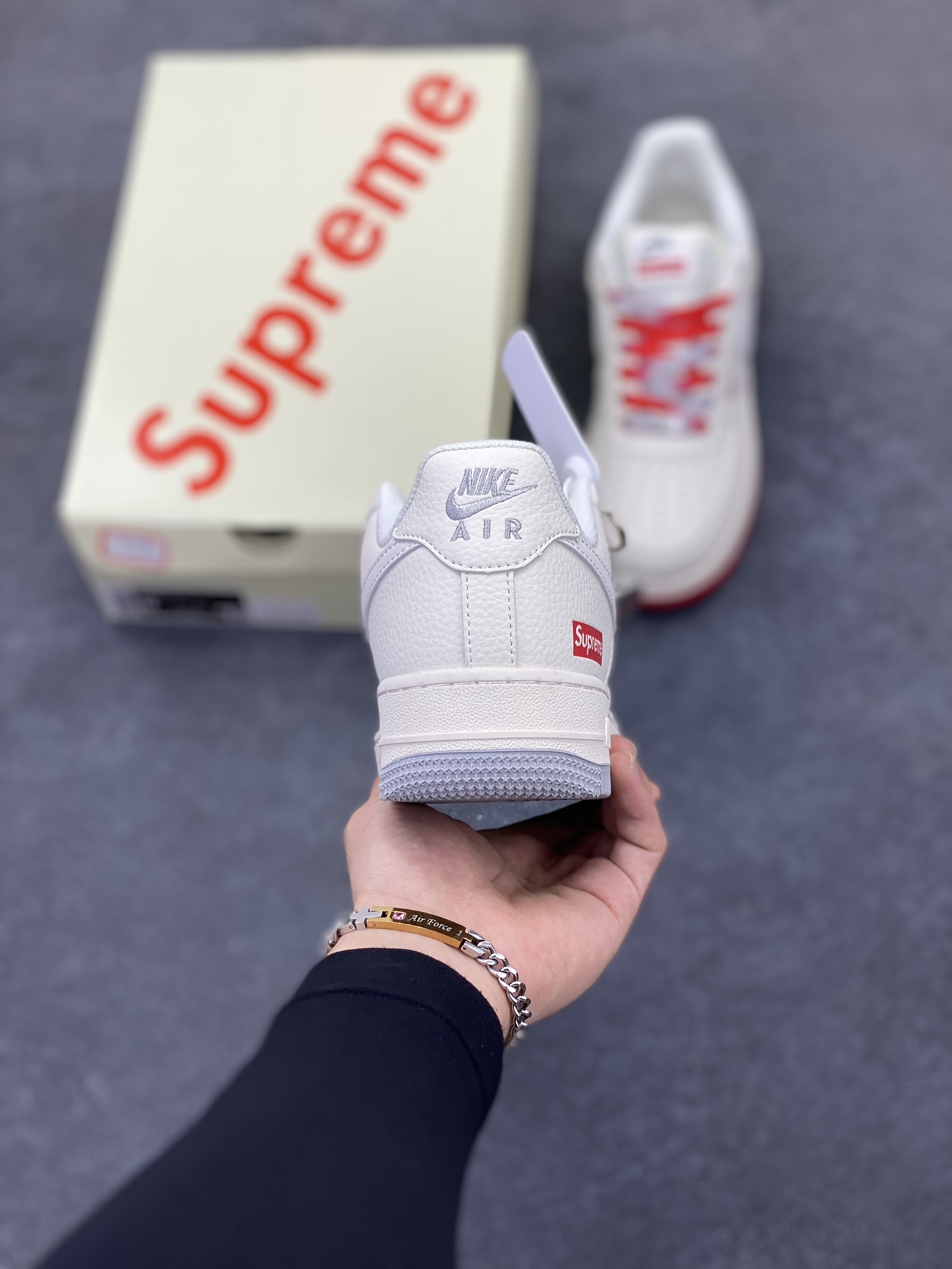 图片[4]-NIke Air Force 1 \’07 Low “Supreme联名——双拼红灰”空军一号 低帮 运动鞋 休闲鞋 折边针车 工艺难度大 原楦头原纸板 原装鞋盒 定制五金配件 内置全掌气垫 原厂鞋底 货号：XX3168-157 尺码：36 36.5 37.5 38 38.5 39 40 40.5 41 42 42.5 43 44 44.5 45-选品中心