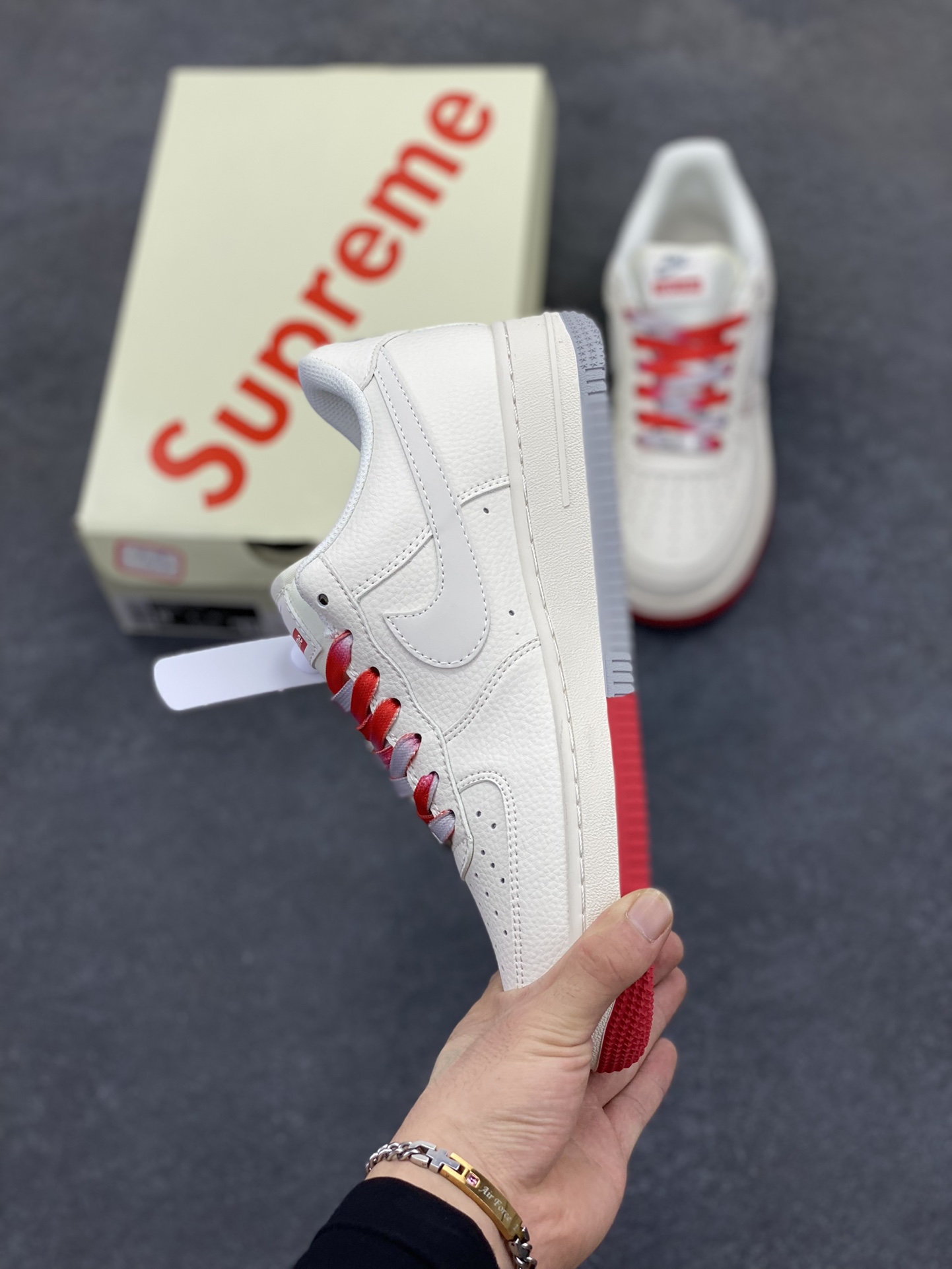 图片[3]-NIke Air Force 1 \’07 Low “Supreme联名——双拼红灰”空军一号 低帮 运动鞋 休闲鞋 折边针车 工艺难度大 原楦头原纸板 原装鞋盒 定制五金配件 内置全掌气垫 原厂鞋底 货号：XX3168-157 尺码：36 36.5 37.5 38 38.5 39 40 40.5 41 42 42.5 43 44 44.5 45-选品中心