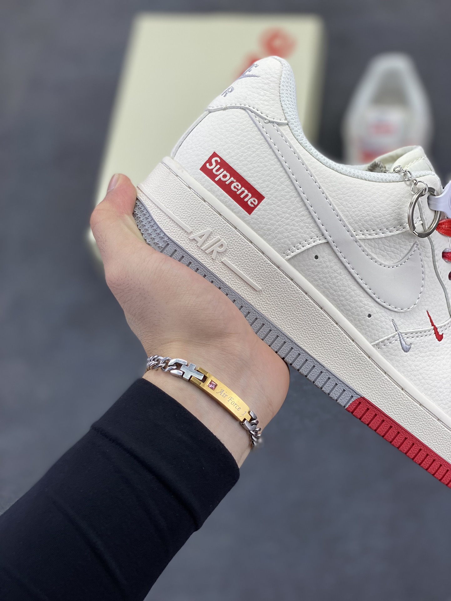 图片[6]-NIke Air Force 1 \’07 Low “Supreme联名——双拼红灰”空军一号 低帮 运动鞋 休闲鞋 折边针车 工艺难度大 原楦头原纸板 原装鞋盒 定制五金配件 内置全掌气垫 原厂鞋底 货号：XX3168-157 尺码：36 36.5 37.5 38 38.5 39 40 40.5 41 42 42.5 43 44 44.5 45-选品中心