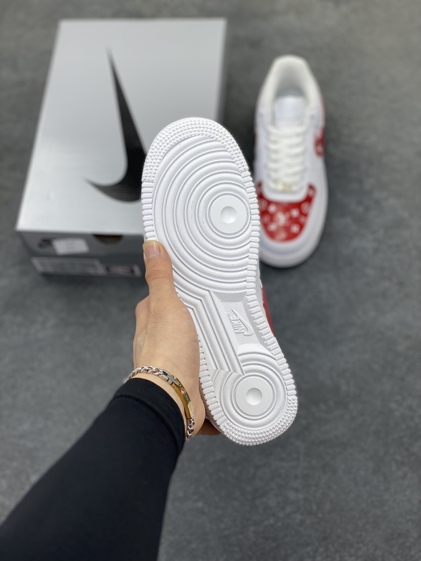 图片[5]-【定制球鞋】纯手工绘画Nike Air Force 1 空军一号 手绘 LV 街头 泼墨 潮流 耐磨 低帮 板鞋 男女同款 白黑色折边针车 工艺难度大 原楦头原纸板 原装鞋盒 定制五金配件 内置全掌气垫 原厂鞋底 货号：CW2288-111 尺码：36 36.5 37.5 38 38.5 39 40 40.5 41 42 42.5 43 44 44.5 45-选品中心