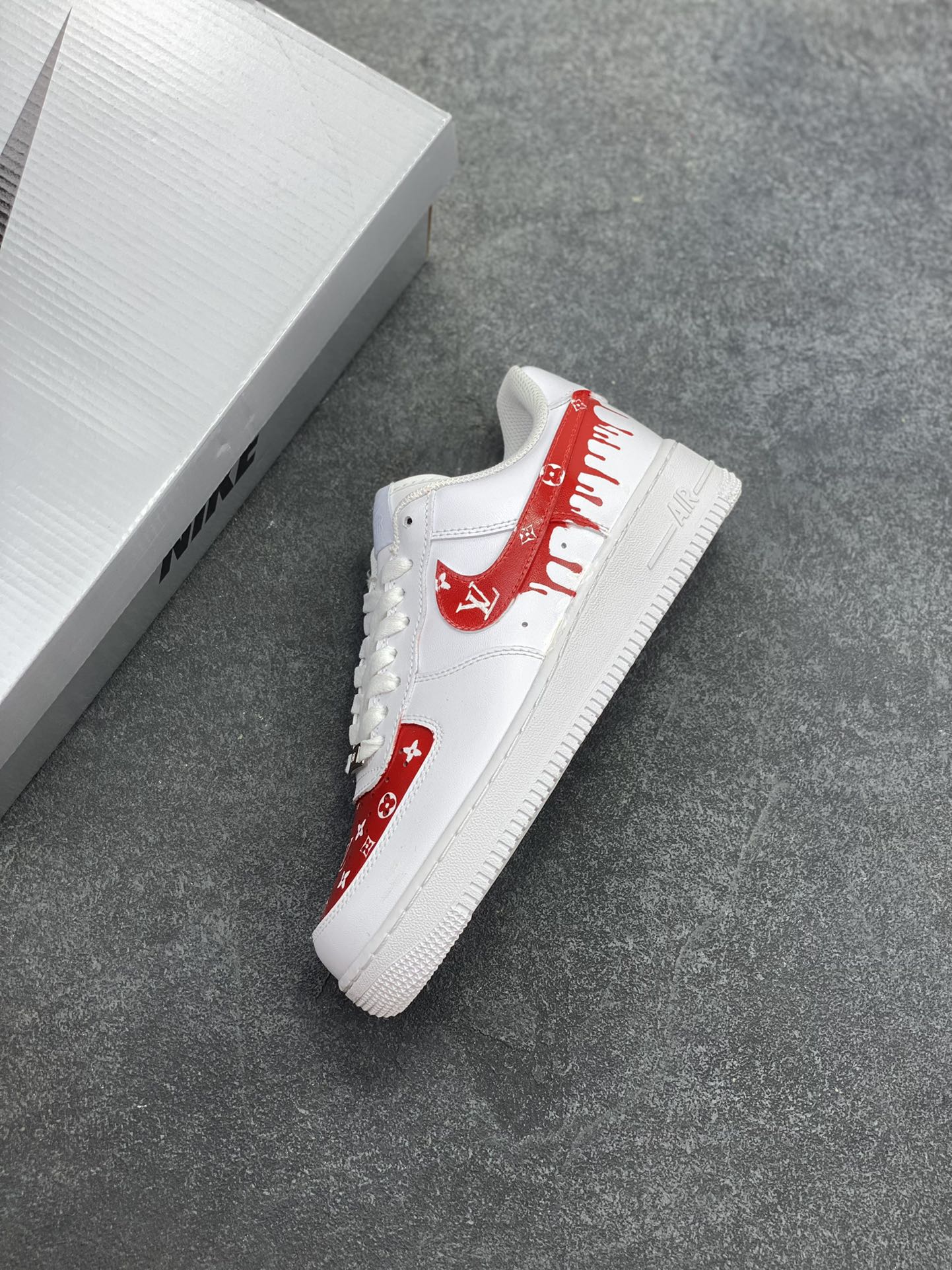 图片[7]-【定制球鞋】纯手工绘画Nike Air Force 1 空军一号 手绘 LV 街头 泼墨 潮流 耐磨 低帮 板鞋 男女同款 白黑色折边针车 工艺难度大 原楦头原纸板 原装鞋盒 定制五金配件 内置全掌气垫 原厂鞋底 货号：CW2288-111 尺码：36 36.5 37.5 38 38.5 39 40 40.5 41 42 42.5 43 44 44.5 45-选品中心