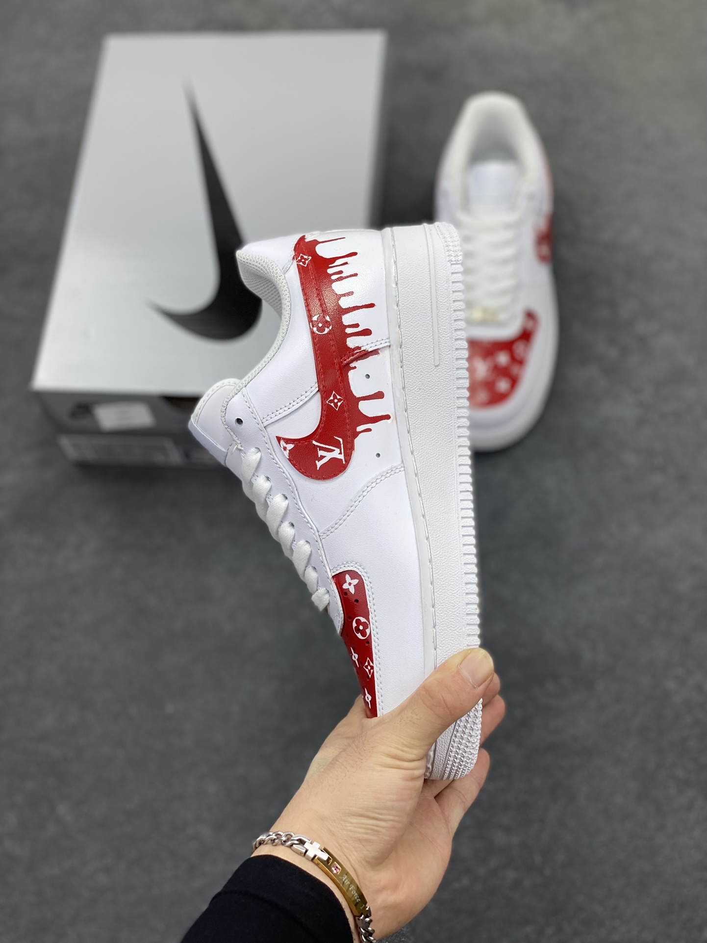 图片[3]-【定制球鞋】纯手工绘画Nike Air Force 1 空军一号 手绘 LV 街头 泼墨 潮流 耐磨 低帮 板鞋 男女同款 白黑色折边针车 工艺难度大 原楦头原纸板 原装鞋盒 定制五金配件 内置全掌气垫 原厂鞋底 货号：CW2288-111 尺码：36 36.5 37.5 38 38.5 39 40 40.5 41 42 42.5 43 44 44.5 45-选品中心
