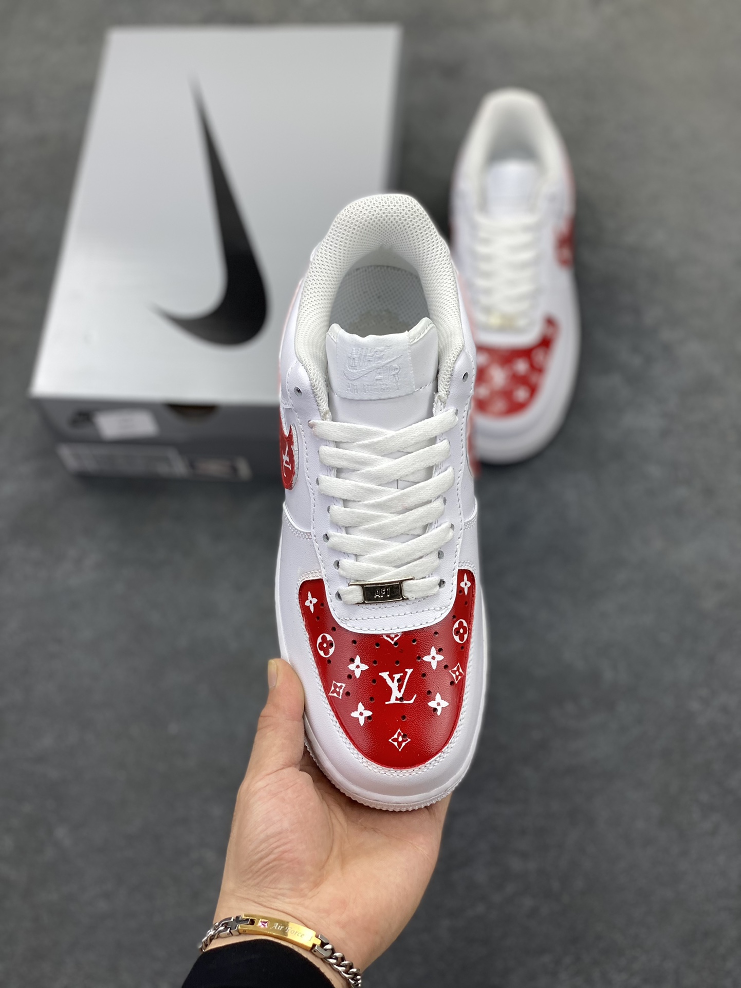 图片[2]-【定制球鞋】纯手工绘画Nike Air Force 1 空军一号 手绘 LV 街头 泼墨 潮流 耐磨 低帮 板鞋 男女同款 白黑色折边针车 工艺难度大 原楦头原纸板 原装鞋盒 定制五金配件 内置全掌气垫 原厂鞋底 货号：CW2288-111 尺码：36 36.5 37.5 38 38.5 39 40 40.5 41 42 42.5 43 44 44.5 45-选品中心