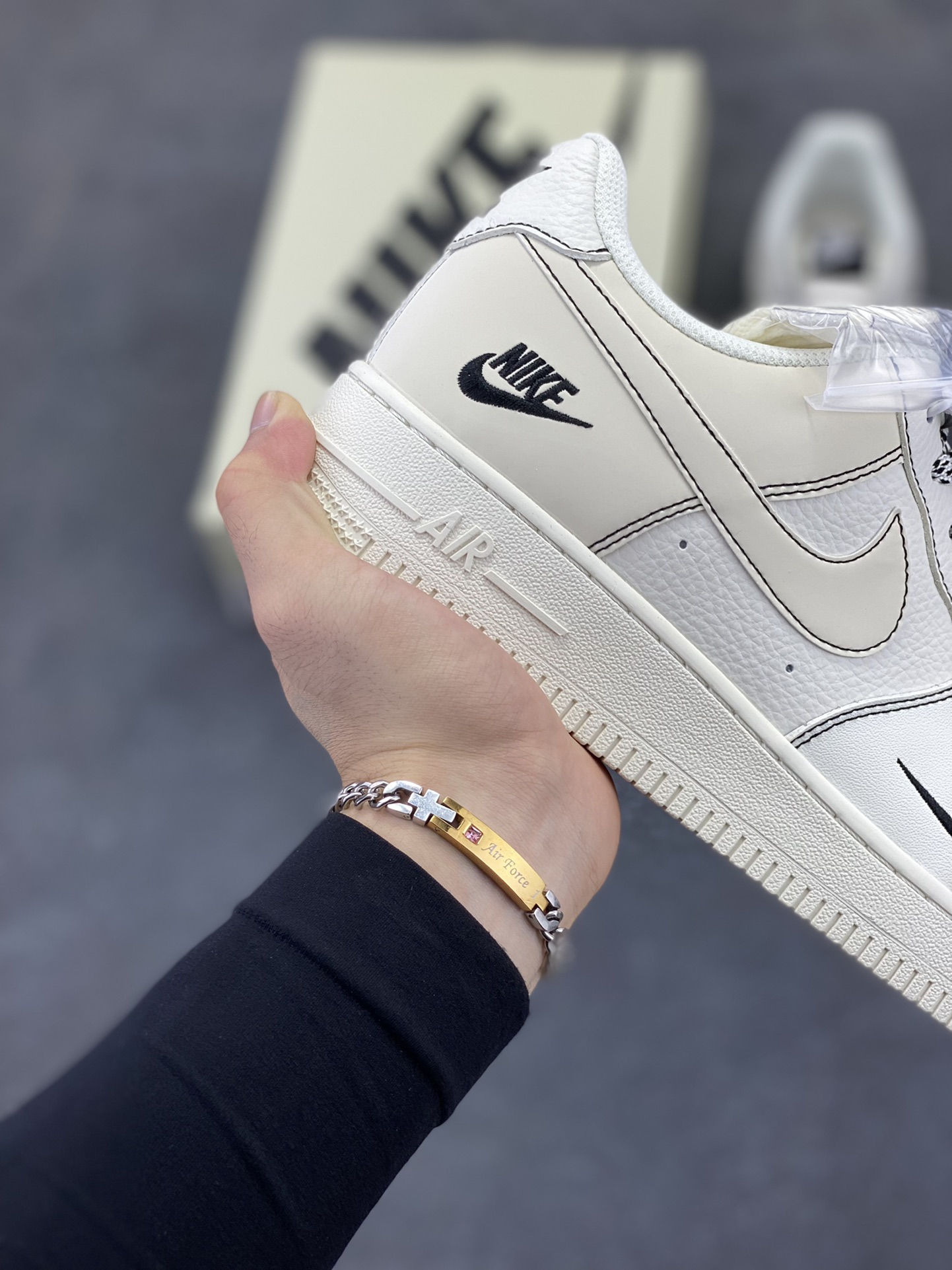 图片[6]-NIke Air Force 1 \’07 Low “NIKE联名——米黑线”空军一号 低帮 运动鞋 休闲鞋 折边针车 工艺难度大 原楦头原纸板 原装鞋盒 定制五金配件 内置全掌气垫 原厂鞋底 货号：CS5288-032 尺码：36 36.5 37.5 38 38.5 39 40 40.5 41 42 42.5 43 44 44.5 45-选品中心