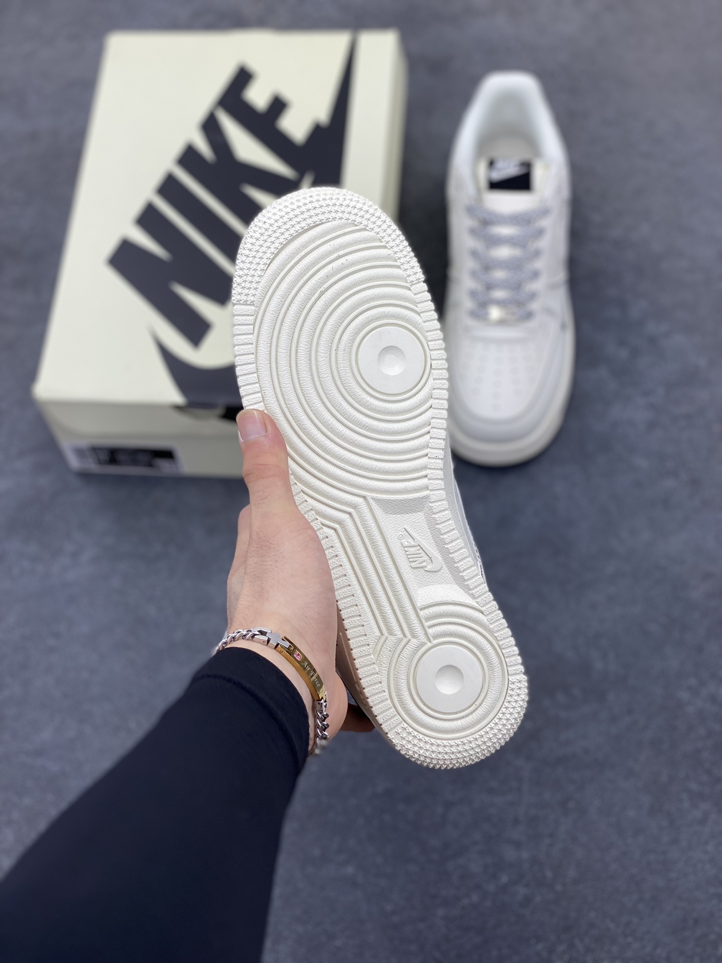 图片[5]-NIke Air Force 1 \’07 Low “NIKE联名——米黑线”空军一号 低帮 运动鞋 休闲鞋 折边针车 工艺难度大 原楦头原纸板 原装鞋盒 定制五金配件 内置全掌气垫 原厂鞋底 货号：CS5288-032 尺码：36 36.5 37.5 38 38.5 39 40 40.5 41 42 42.5 43 44 44.5 45-选品中心