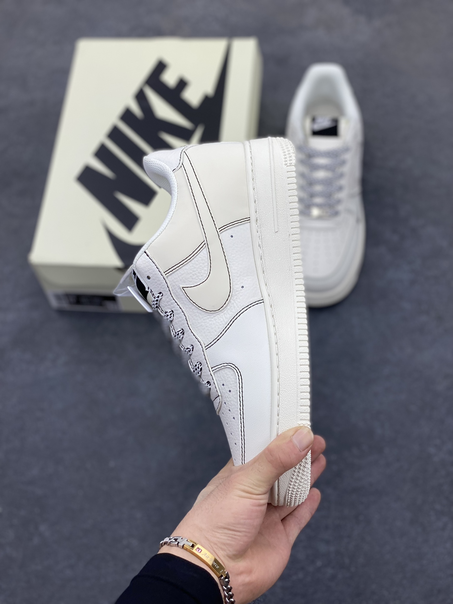 图片[3]-NIke Air Force 1 \’07 Low “NIKE联名——米黑线”空军一号 低帮 运动鞋 休闲鞋 折边针车 工艺难度大 原楦头原纸板 原装鞋盒 定制五金配件 内置全掌气垫 原厂鞋底 货号：CS5288-032 尺码：36 36.5 37.5 38 38.5 39 40 40.5 41 42 42.5 43 44 44.5 45-选品中心