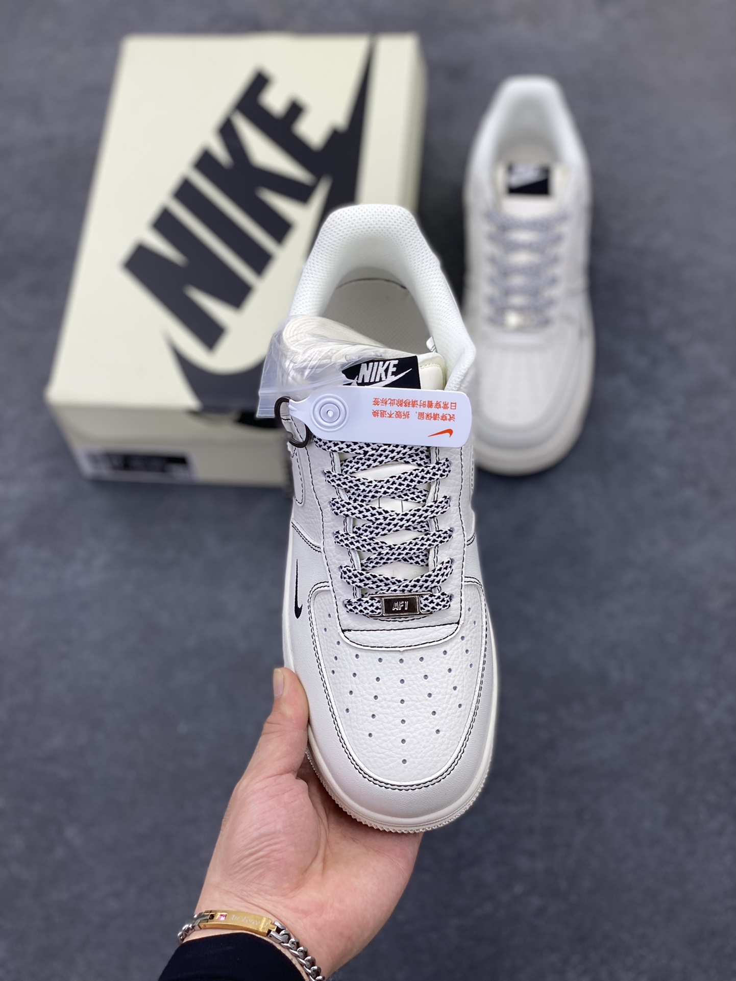 图片[2]-NIke Air Force 1 \’07 Low “NIKE联名——米黑线”空军一号 低帮 运动鞋 休闲鞋 折边针车 工艺难度大 原楦头原纸板 原装鞋盒 定制五金配件 内置全掌气垫 原厂鞋底 货号：CS5288-032 尺码：36 36.5 37.5 38 38.5 39 40 40.5 41 42 42.5 43 44 44.5 45-选品中心
