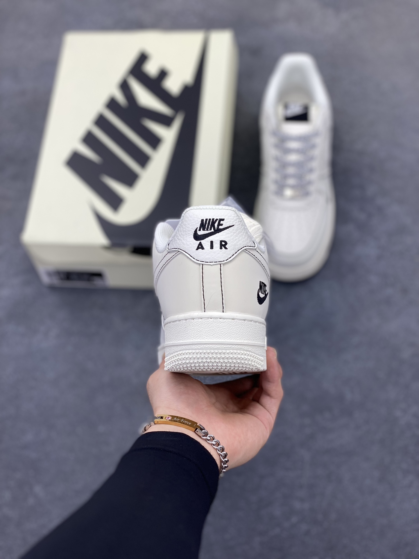 图片[4]-NIke Air Force 1 \’07 Low “NIKE联名——米黑线”空军一号 低帮 运动鞋 休闲鞋 折边针车 工艺难度大 原楦头原纸板 原装鞋盒 定制五金配件 内置全掌气垫 原厂鞋底 货号：CS5288-032 尺码：36 36.5 37.5 38 38.5 39 40 40.5 41 42 42.5 43 44 44.5 45-选品中心