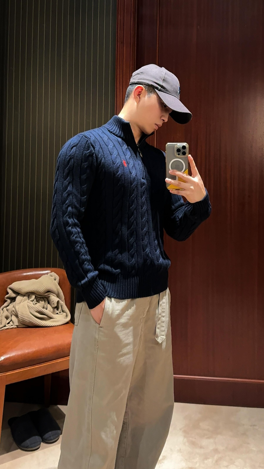 。RalP🆕h Lauren 绞花编结拉链针织衫定织全棉绞纹厚织毛料 纹理细腻 舒适贴肤 以优雅沉稳的藏