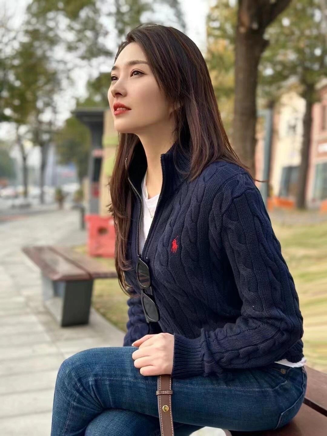 。RalP🆕h Lauren 绞花编结拉链针织衫定织全棉绞纹厚织毛料 纹理细腻 舒适贴肤 以优雅沉稳的藏