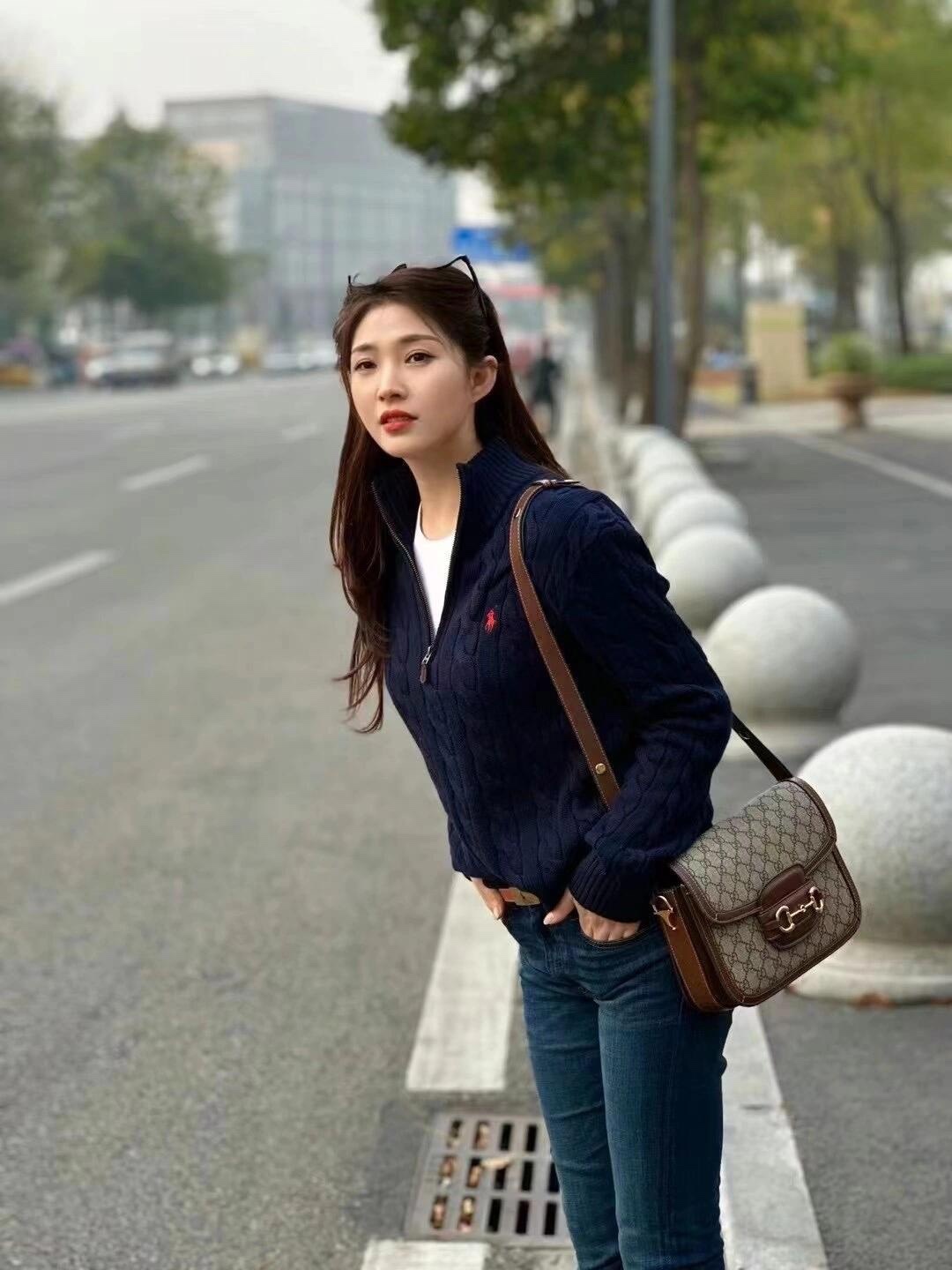 。RalP🆕h Lauren 绞花编结拉链针织衫定织全棉绞纹厚织毛料 纹理细腻 舒适贴肤 以优雅沉稳的藏
